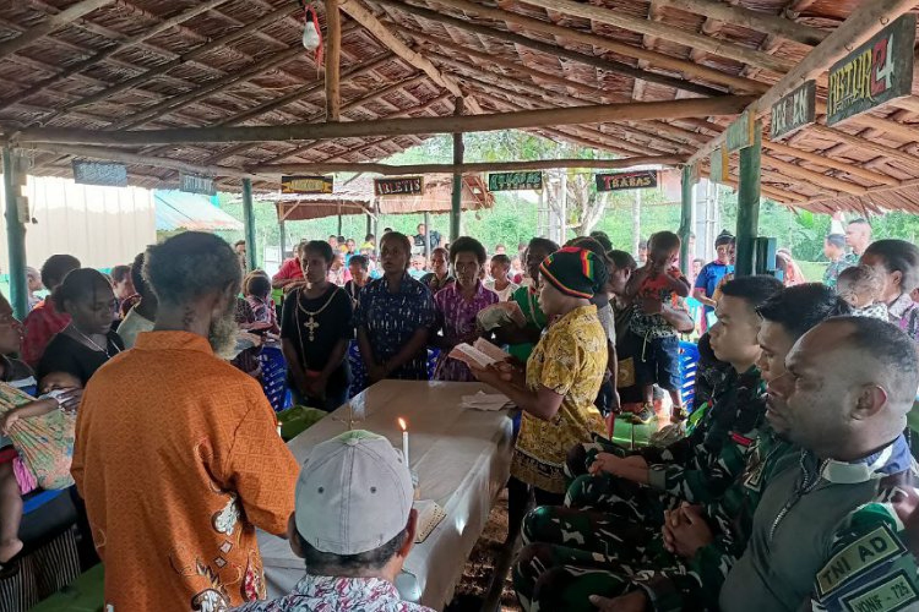 Menjelang Purna Tugas Satgas Yonif 725/Woroagi Melaksanakan Doa Bersama Dengan Masyarakat di Perbatasan