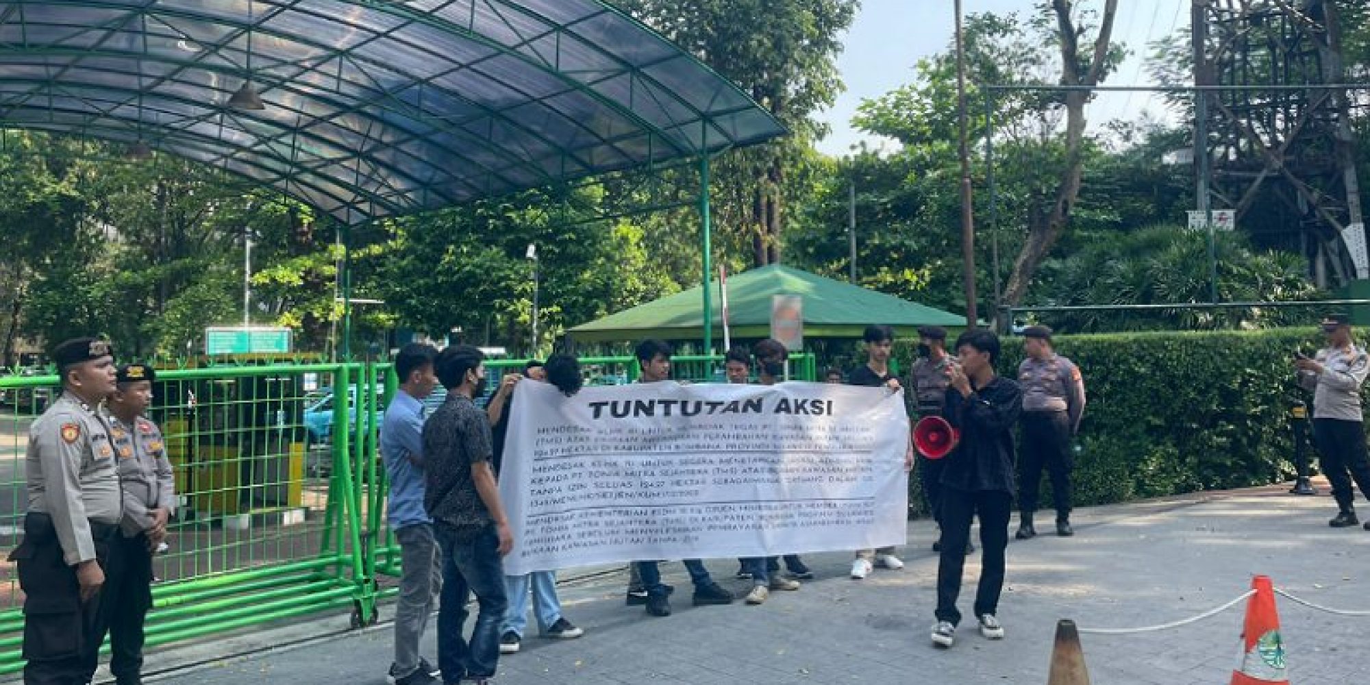 Bertandang Ke KLHK RI, Ampuh Sultra Minta PT. TMS di Bombana Diberi Sanksi Tegas