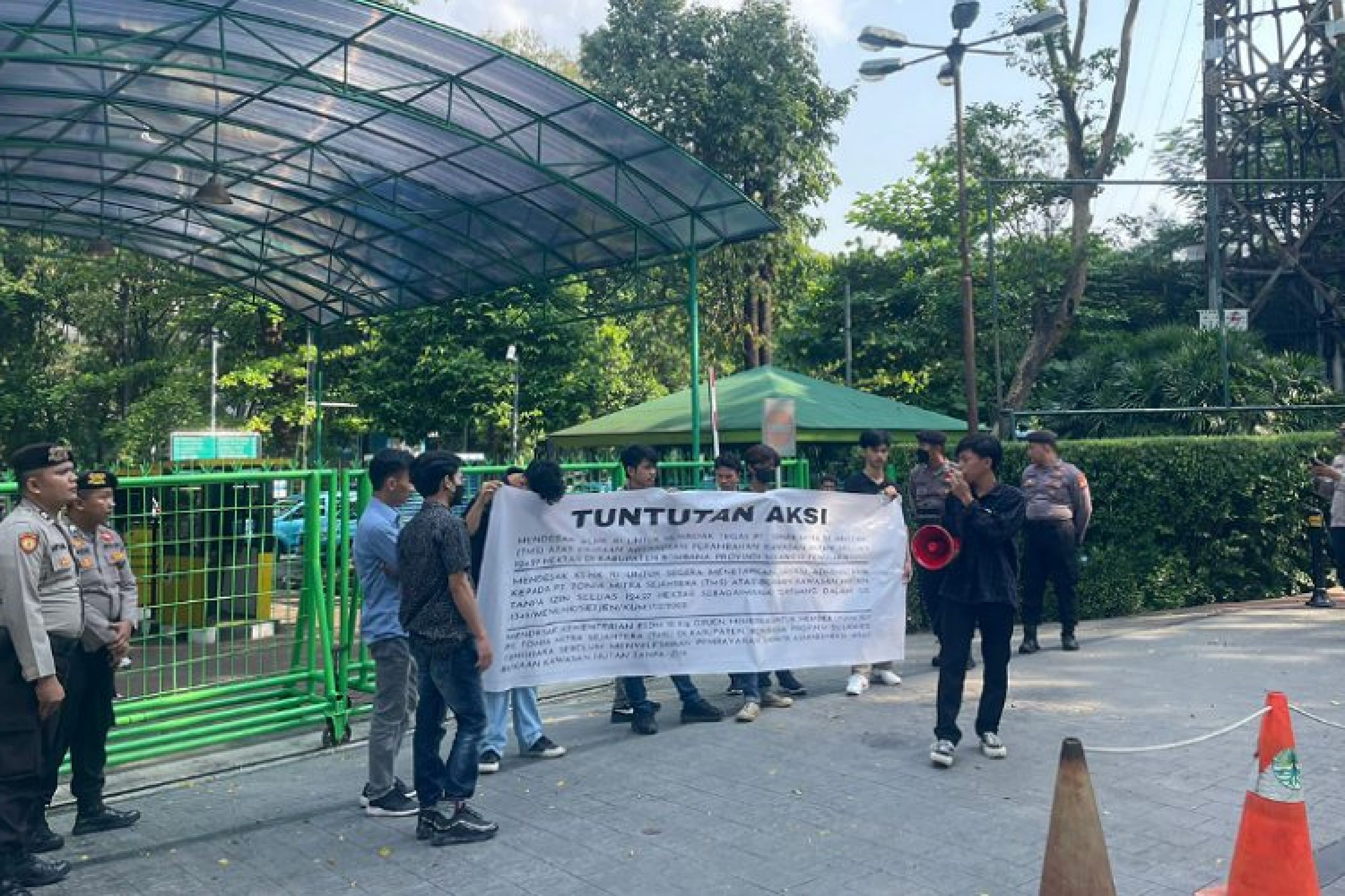 Bertandang Ke KLHK RI, Ampuh Sultra Minta PT. TMS di Bombana Diberi Sanksi Tegas