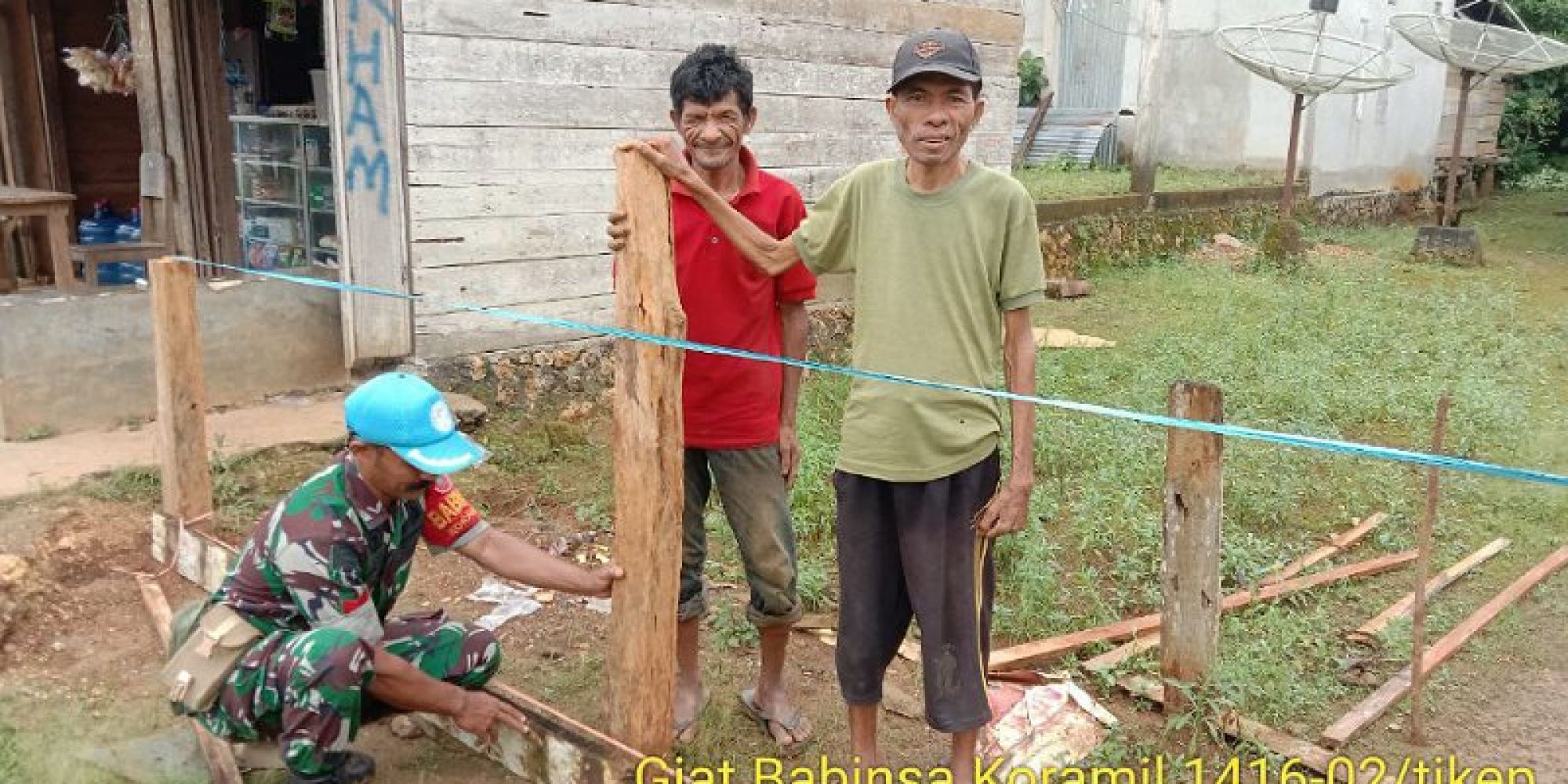 Wujud Kemanunggalan Antara TNI-Rakyat, Babinsa Koramil 1416-02/Tikep Bantu Warga Binannya Pasang Pagar Depan Rumahnya