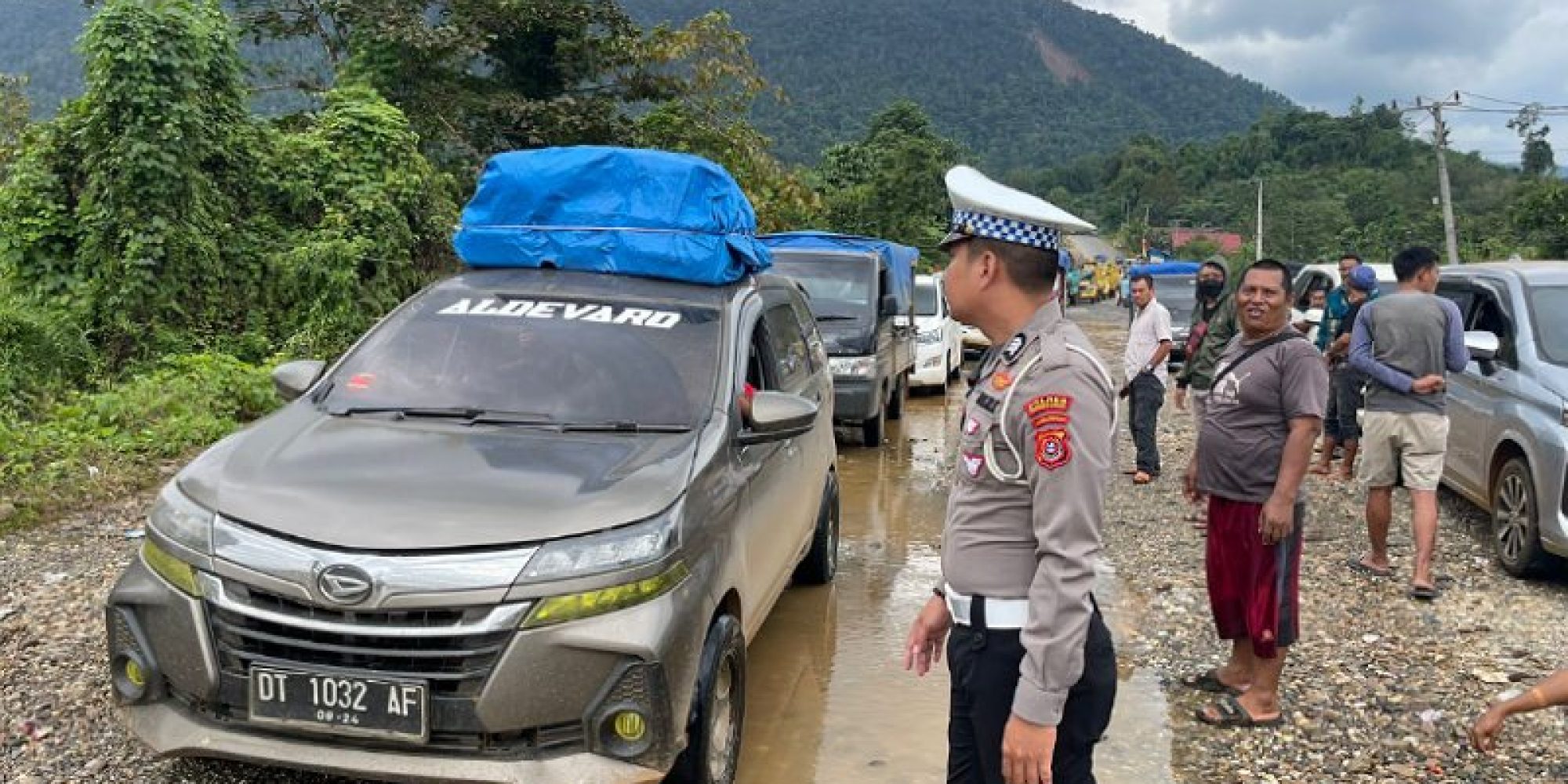 Jalan Trans Sulawesi Hingga Saat Ini Masih Tergenang  Banjir , Personil Polres Konut Lakukan Pengaturan Lalu Lintas