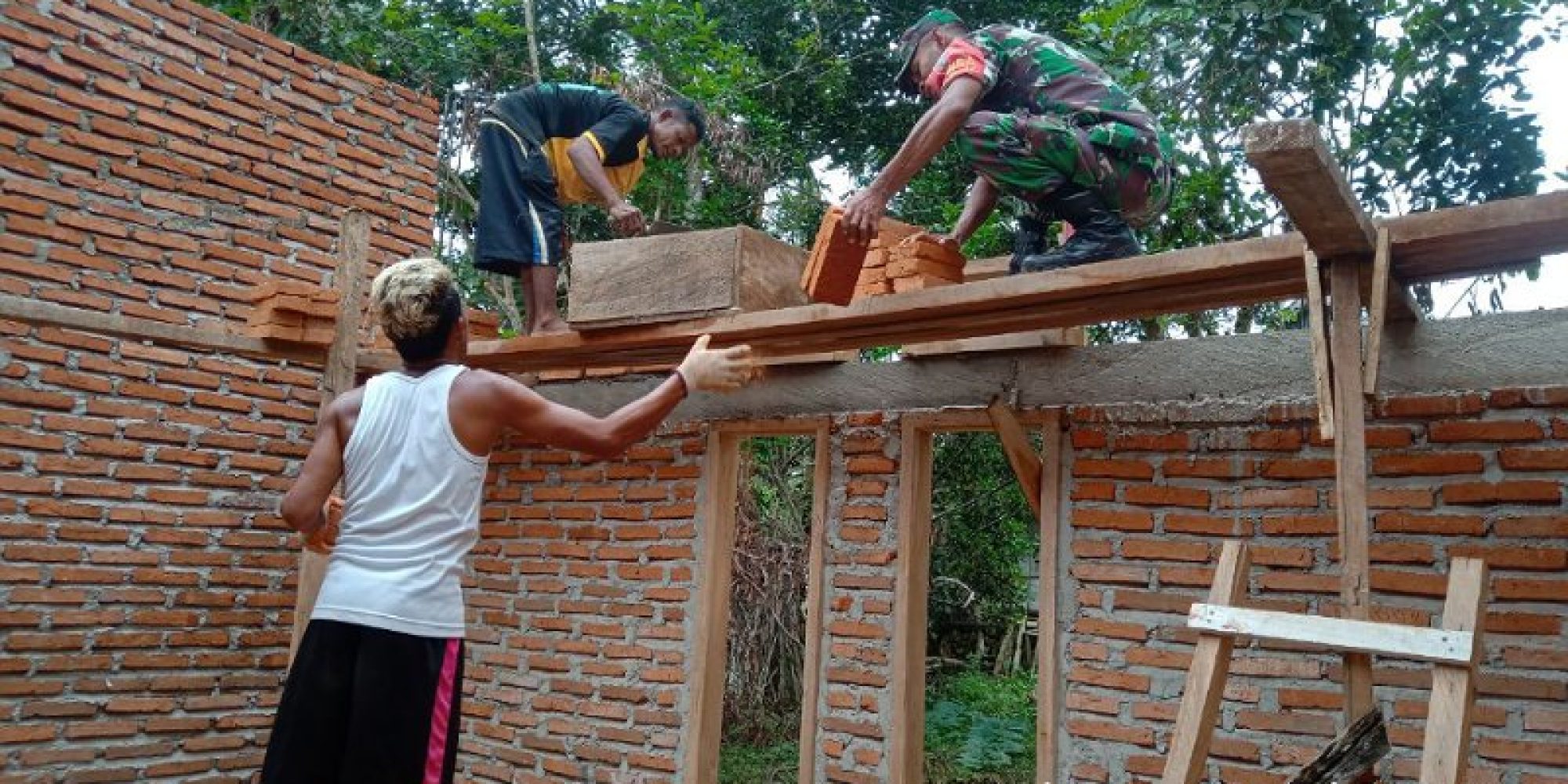 Babinsa Koramil 1416-06/Lawa Bantu Warga Binaannya Bangun Dinding Rumahnya