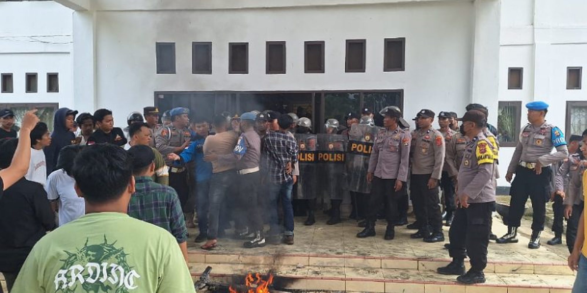 Personil Polres Konawe Utara Melakukan Pengamanan Unjuk Rasa FPMPP Konut