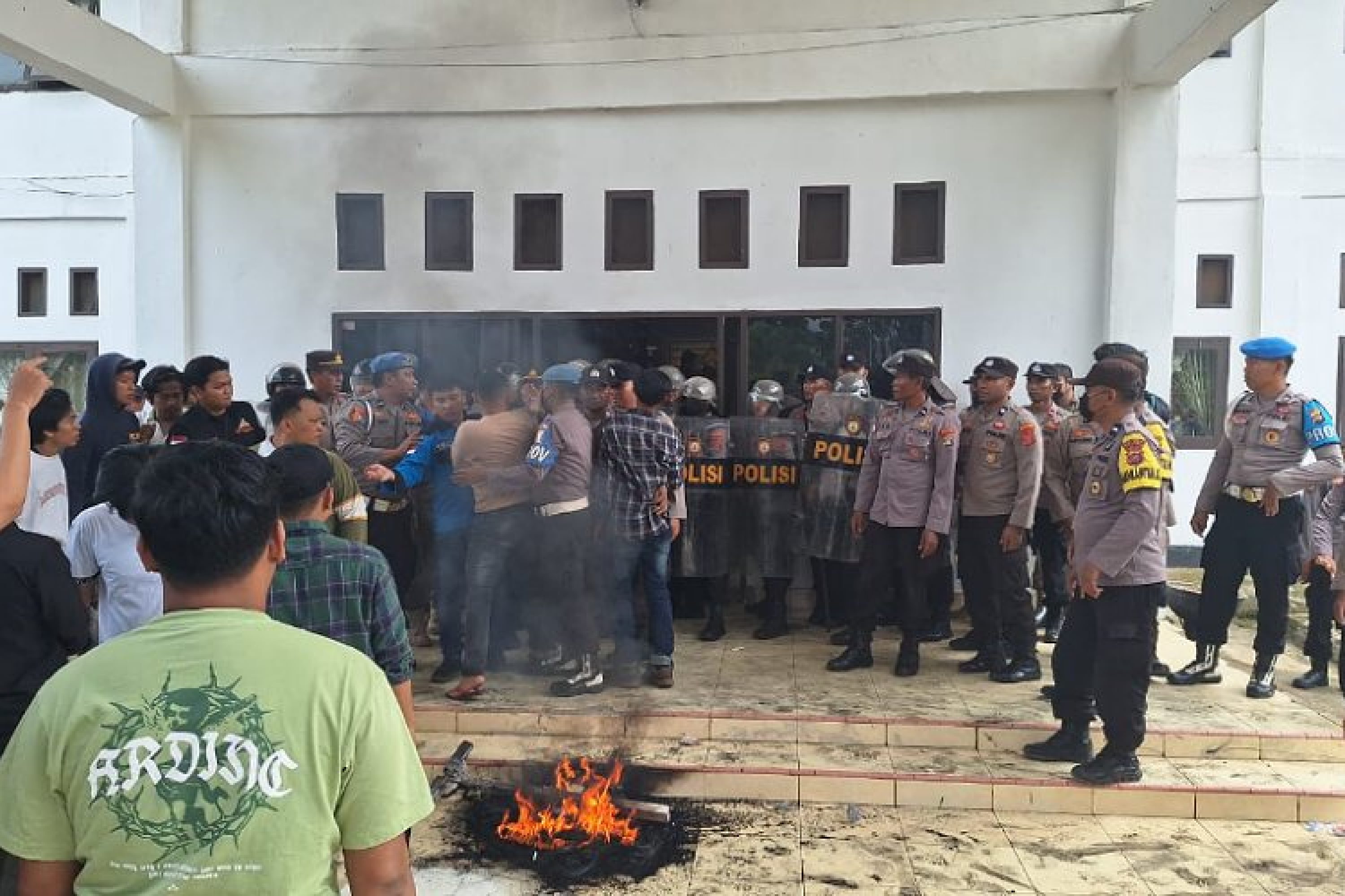 Personil Polres Konawe Utara Melakukan Pengamanan Unjuk Rasa FPMPP Konut