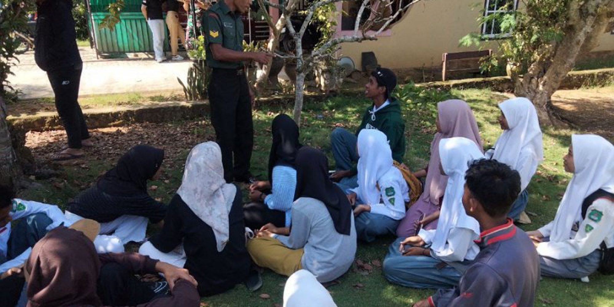 Babinsa Koramil 1416-06/Lawa Beri Arahan Pada Peserta Paskibraka Kabupaten Muna Barat