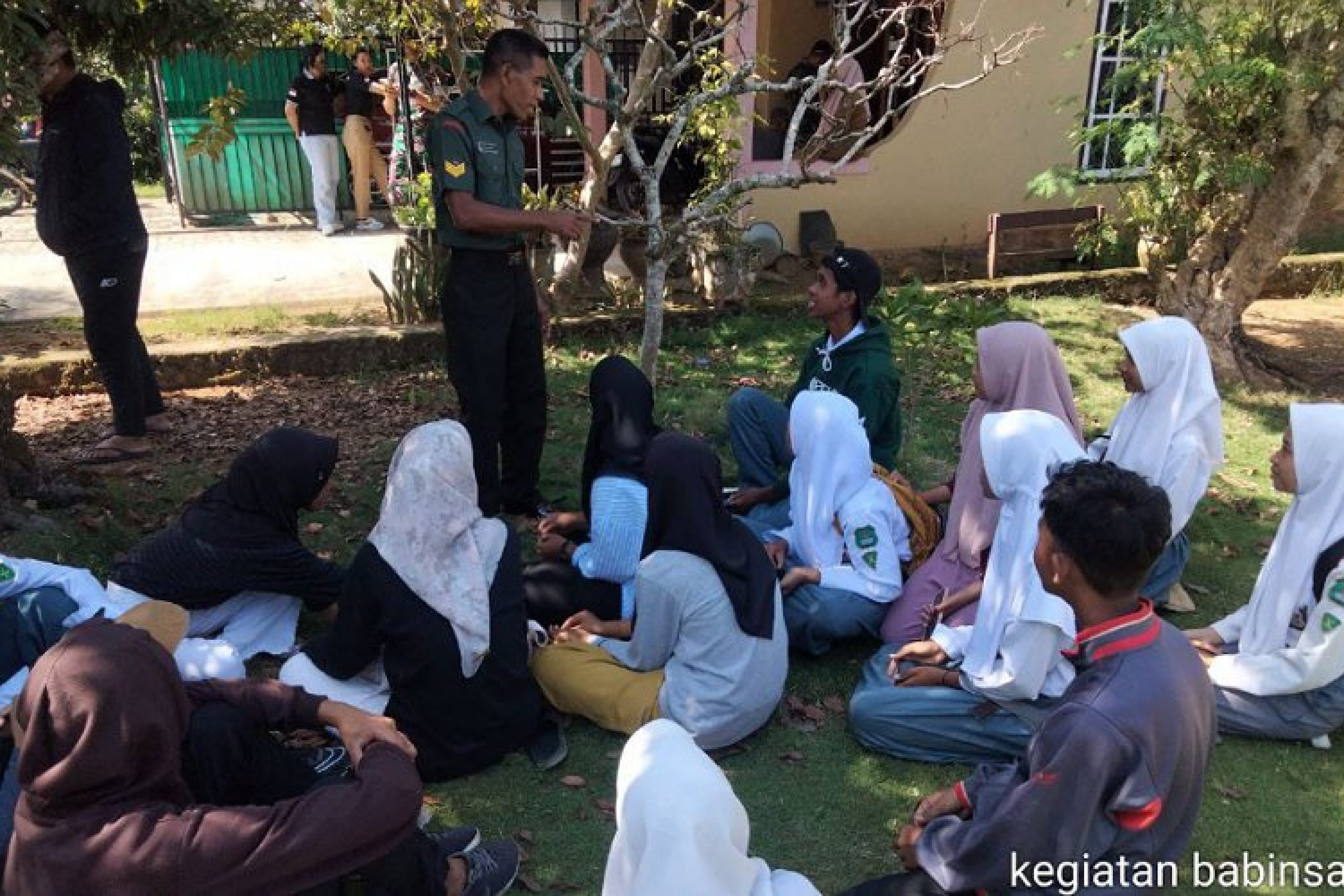 Babinsa Koramil 1416-06/Lawa Beri Arahan Pada Peserta Paskibraka Kabupaten Muna Barat