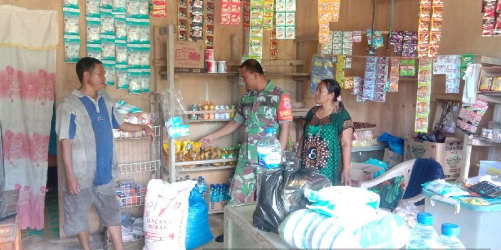 Pantau Harga Sembako, Babinsa Koramil 1416-02/Tikep Kunjungi Kios Salah Satu Pedangan Untuk Cek Harga