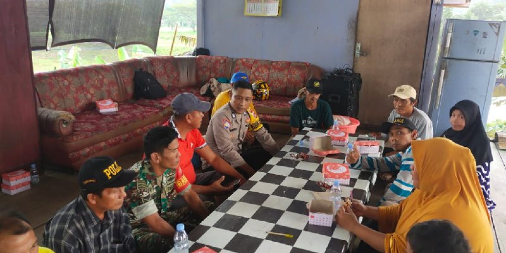 Kapolsek Mowila Menampung Keluhan Warga Dalam Kegiatan Curhat Dan Ngopi Bareng