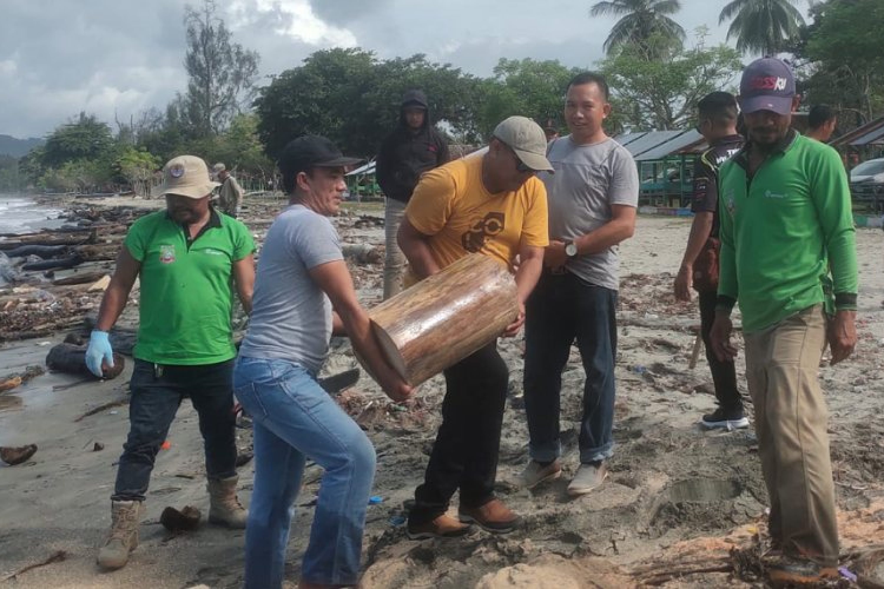 Menjelang HUT RI Ke 78, DLH Konut Lakukan Pembersihan Wisata Pantai Taipa