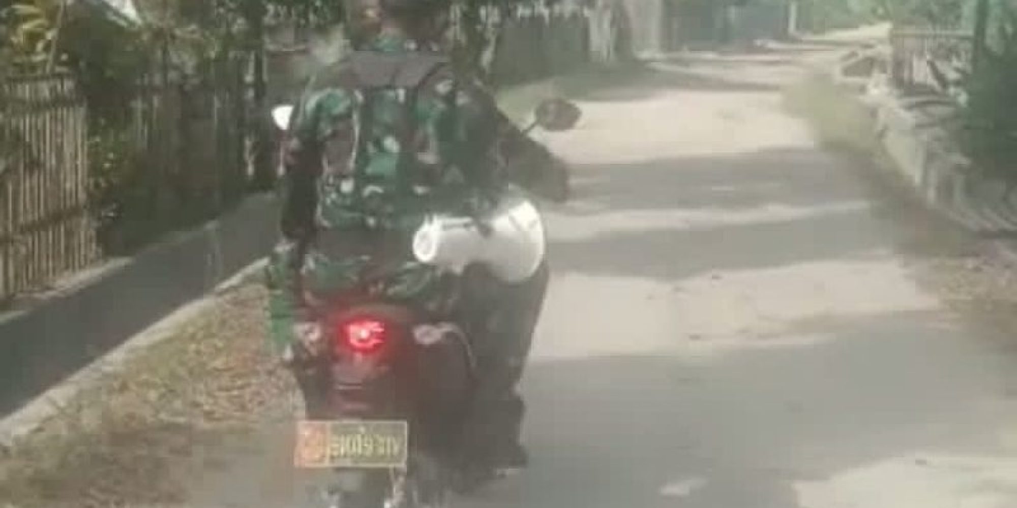 Dipimpin Danramil 1416-01/Katobu Menghimbau Masayarakat Agar Memasang Bendera Merah Putih dan Umbul-Umbul