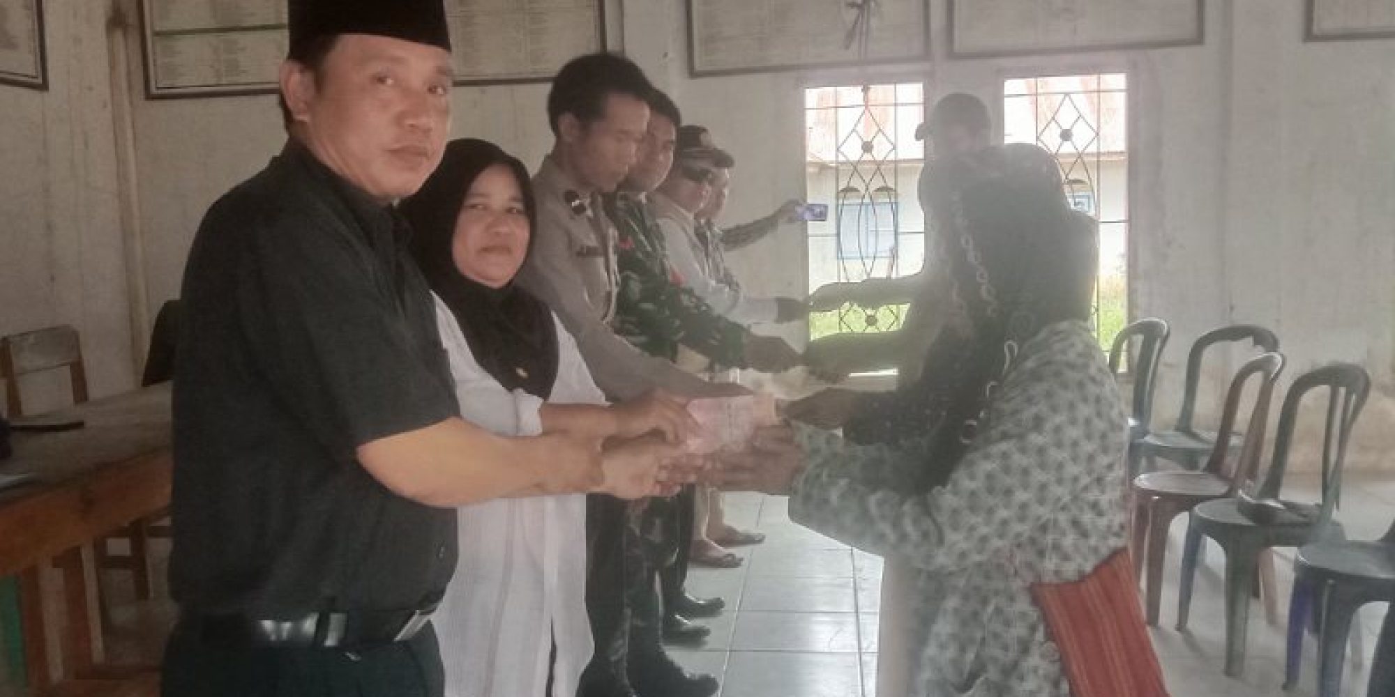 Pemdes Lamooso Serahkan BLT-DD Tahap II Tahun Anggaran 2023