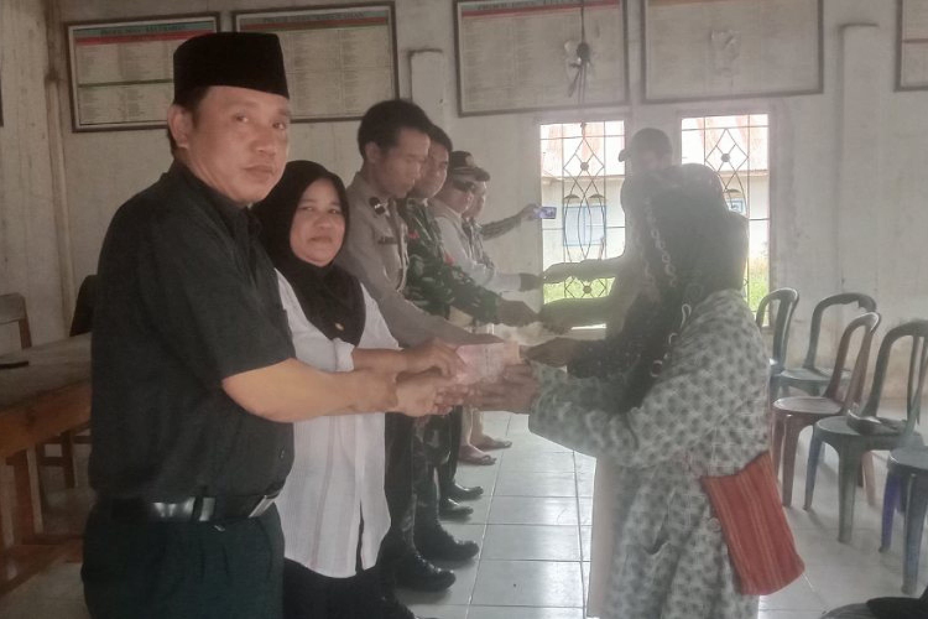 Pemdes Lamooso Serahkan BLT-DD Tahap II Tahun Anggaran 2023