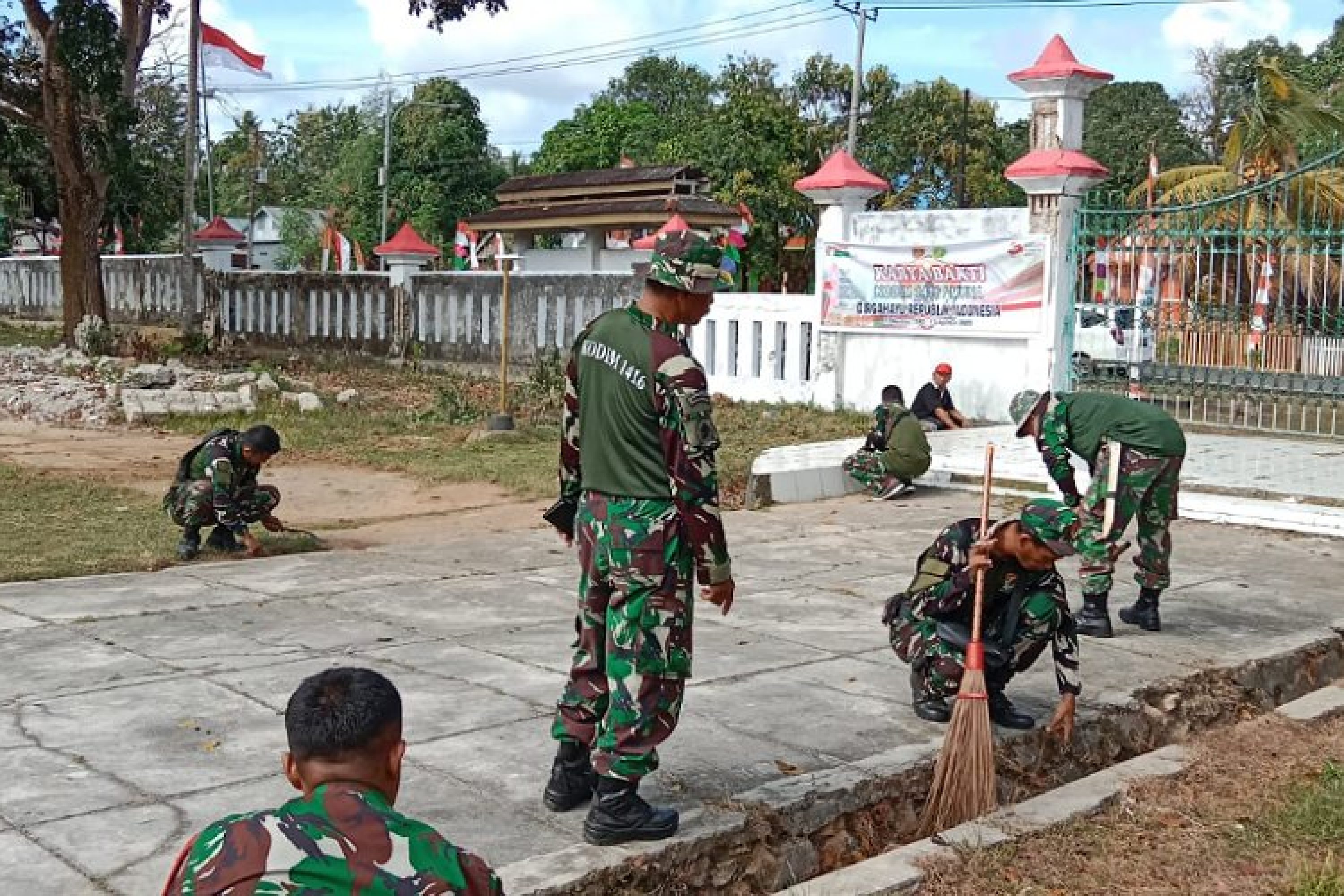 Jelang Peringatan HUT RI Ke 78, Kodim 1416/Muna Bersama Dinsos dan Masayarakat Bersihkan Taman Makan Pahlawan Watopute