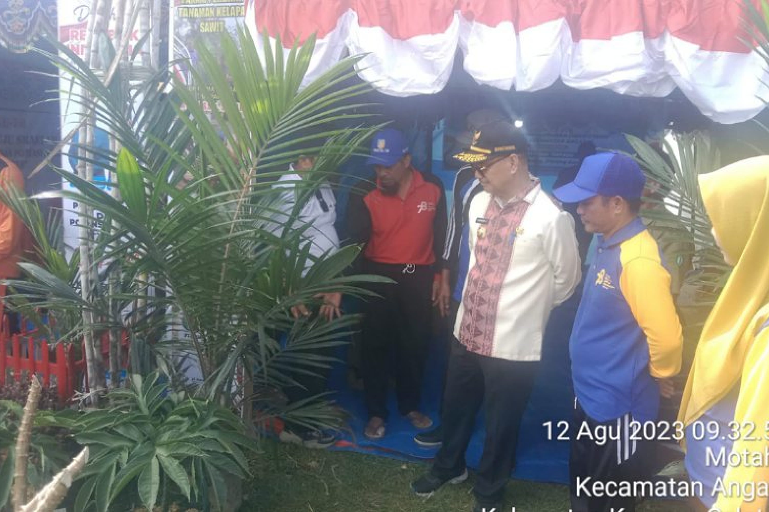 Bupati Konsel Kunjungi Stand Pameran PT MS Pada Pembukaan 17 Agustus 2023 di Kec. Angata