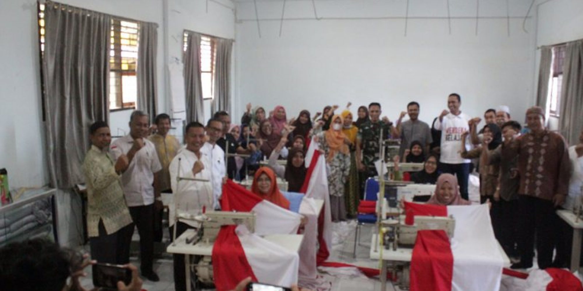 Korem 143/HO Tinjau Langsung Proses Penjahitan Bendera Sepanjang 17 Km di SMKN 3 Kendari dan SMKN 4 Kendari