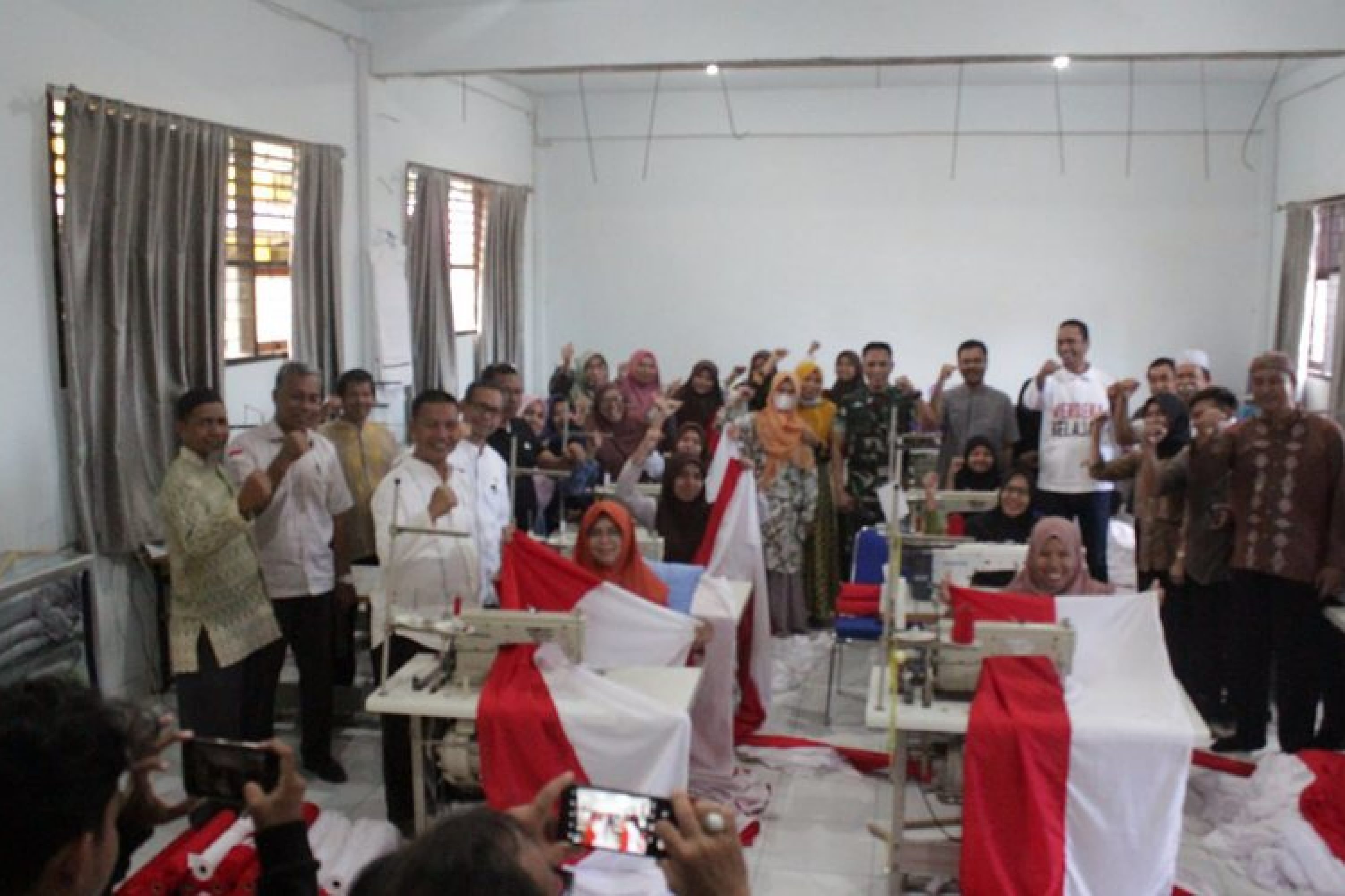 Korem 143/HO Tinjau Langsung Proses Penjahitan Bendera Sepanjang 17 Km di SMKN 3 Kendari dan SMKN 4 Kendari