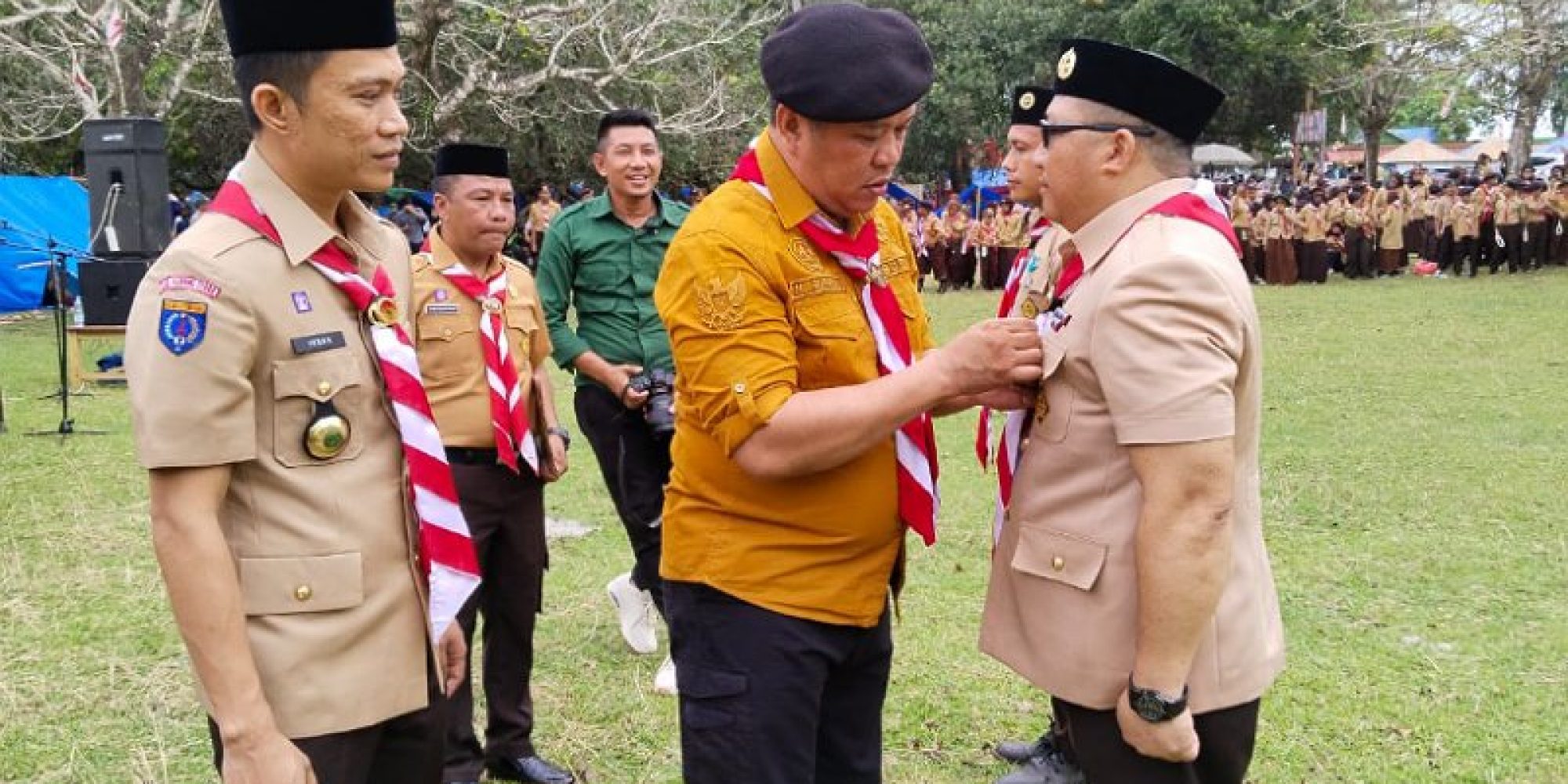 Peringati Hari Pramuka Yang ke -62 Tahun 2023, Bupati Konut Memberikan Tanda Penghargaan Lencana Panca Warsa