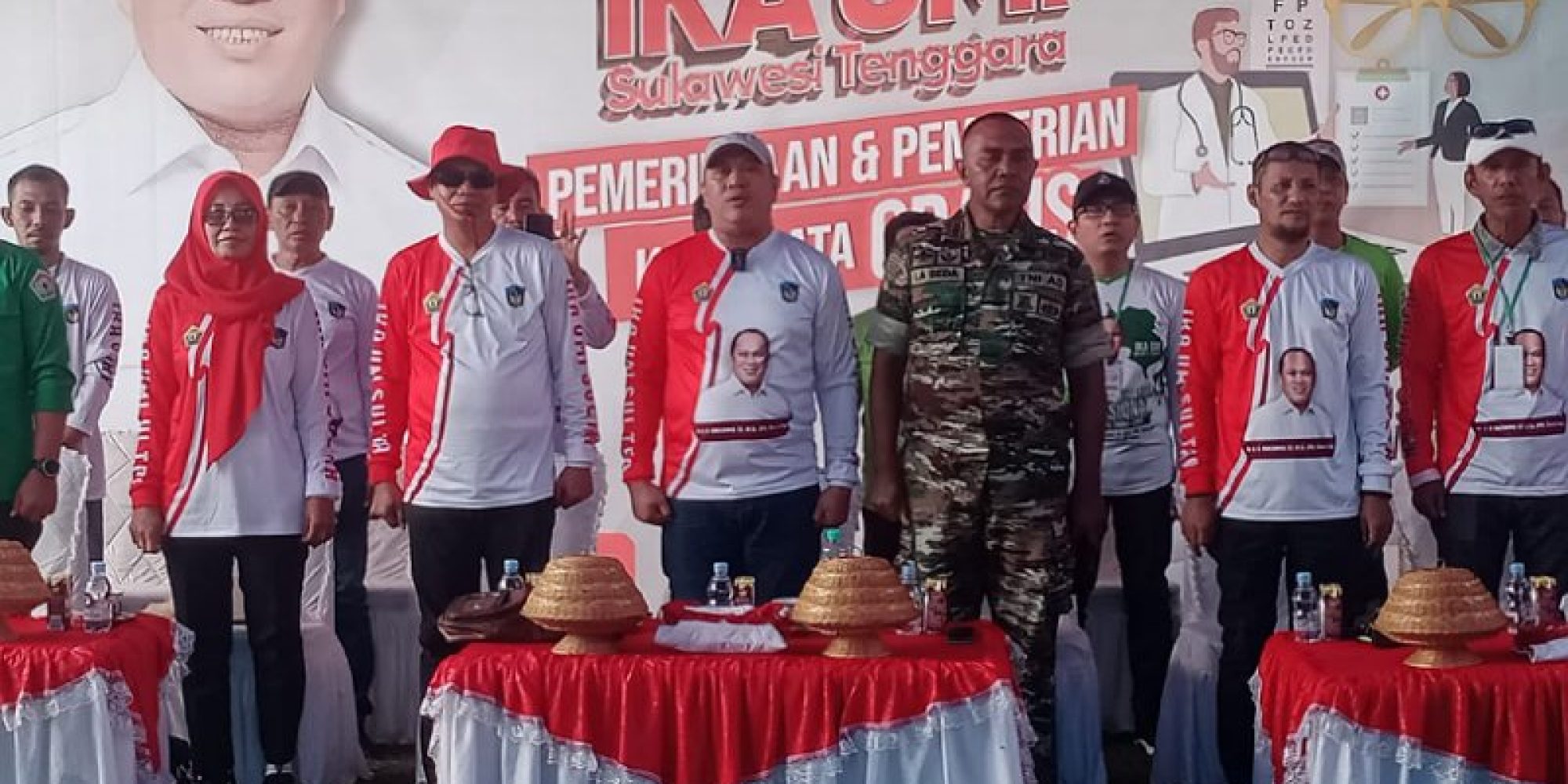 Ketua Alumni IKA UMI Sultra, H. Ruksamin Gelar Bakti Sosial Dan Meyerahkan Bantuan Kaca Mata Gratis