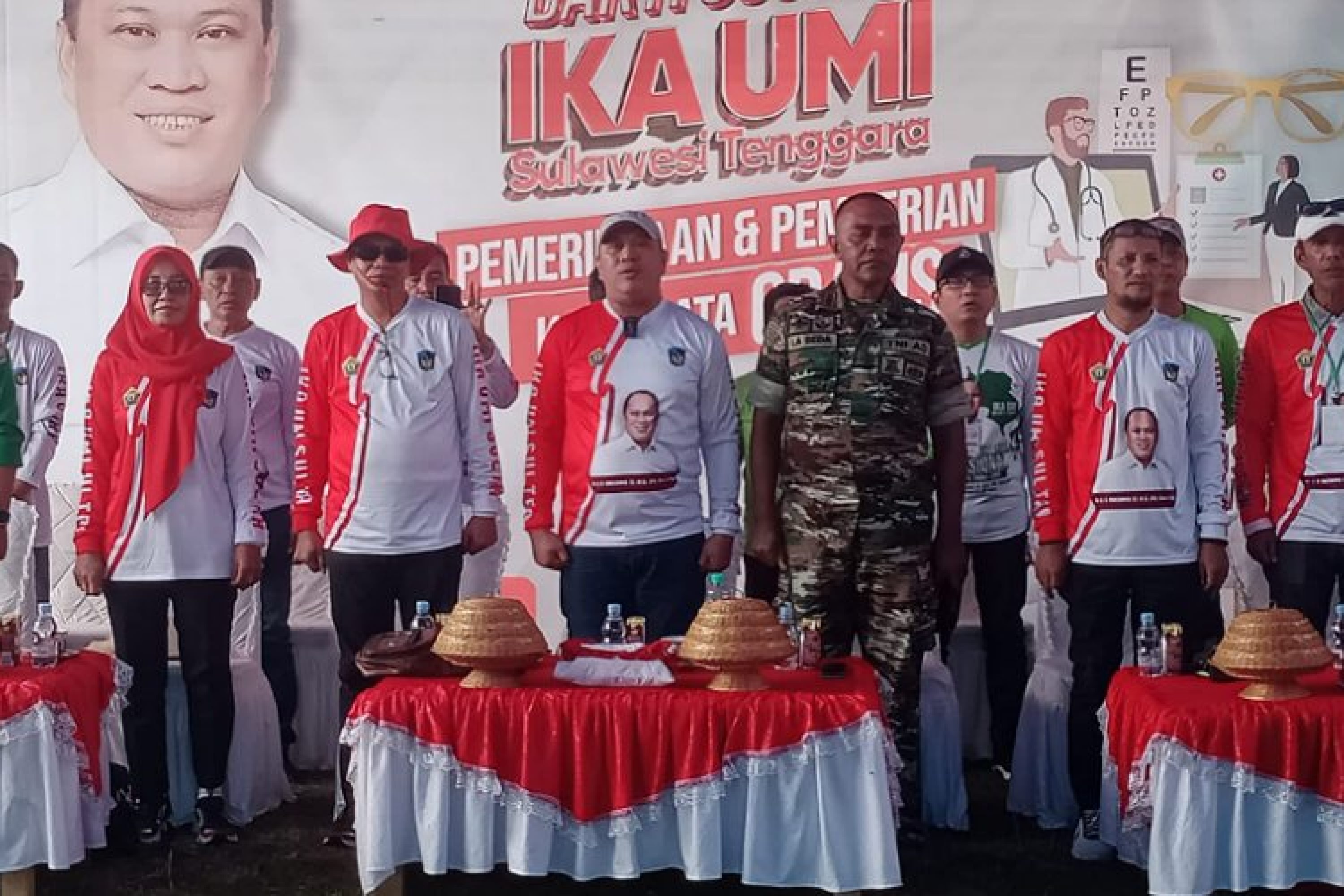 Ketua Alumni IKA UMI Sultra, H. Ruksamin Gelar Bakti Sosial Dan Meyerahkan Bantuan Kaca Mata Gratis