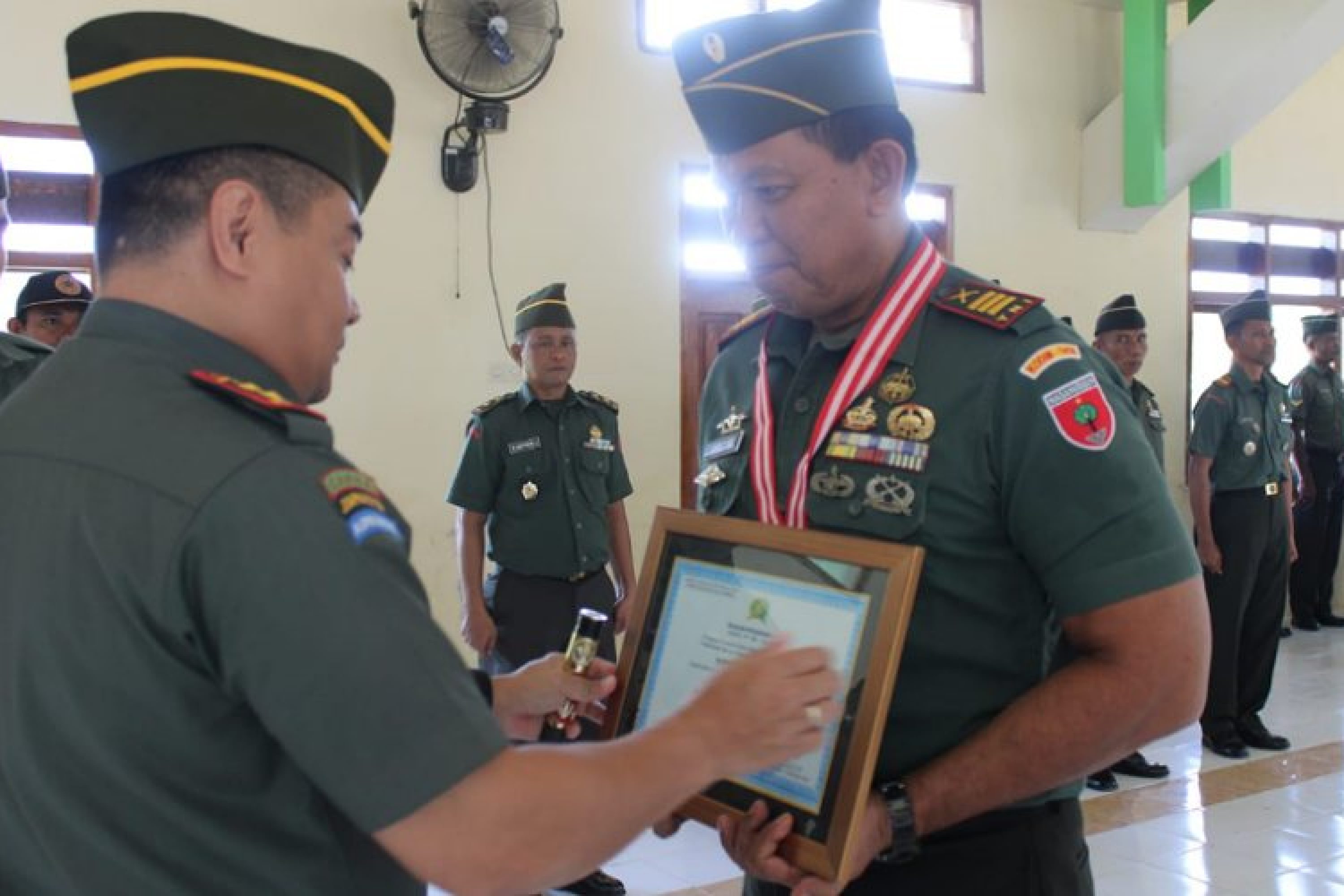 Dandim 1416/Muna Pimpin Acara Korps Raport dan Tradisi Pindah Satuan