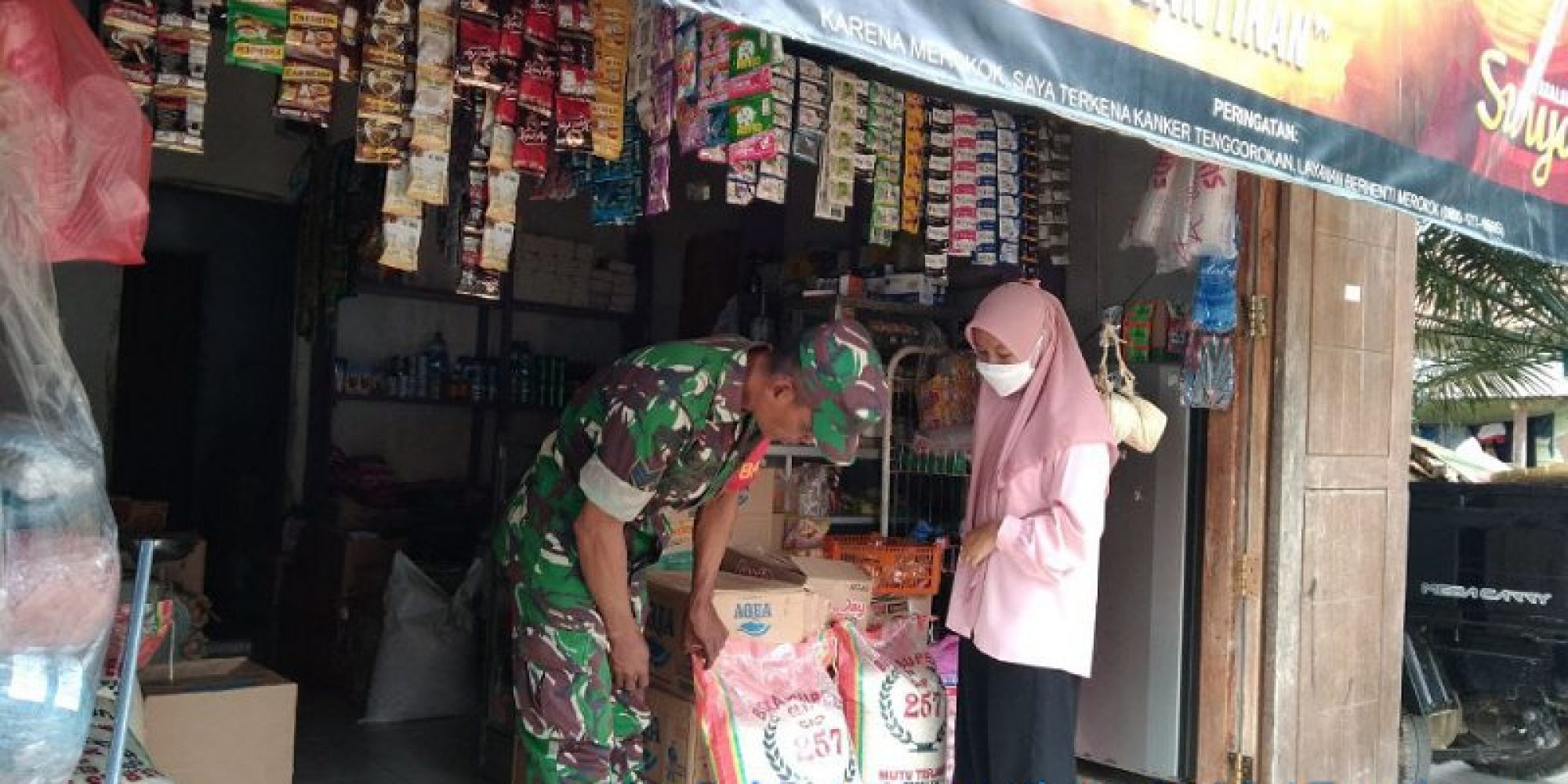 Pastikan Harga Sembako Tetap Stabil, Babinsa Koramil 1416-03/Tongkuno Sambangi Kios Warga