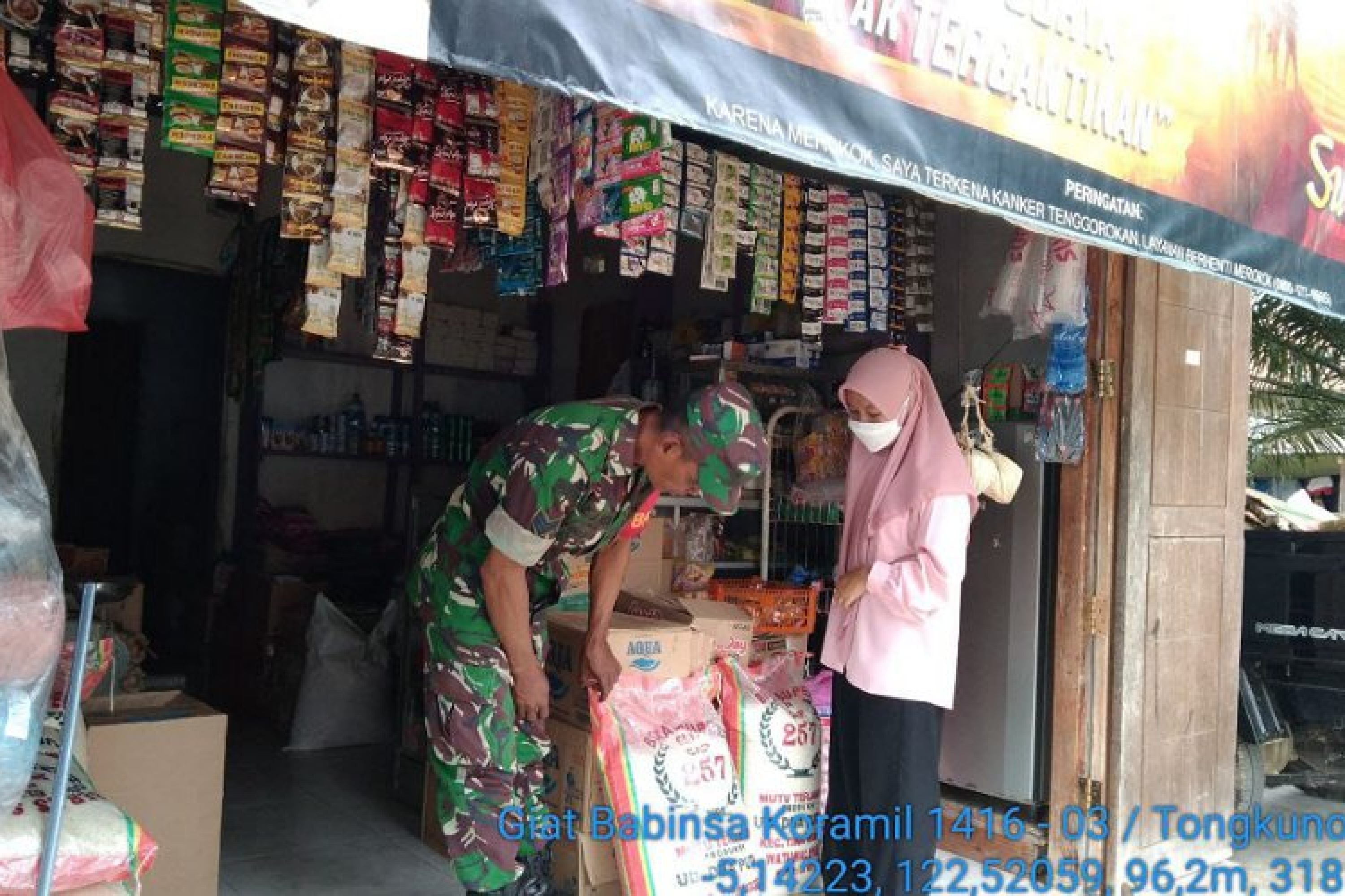 Pastikan Harga Sembako Tetap Stabil, Babinsa Koramil 1416-03/Tongkuno Sambangi Kios Warga