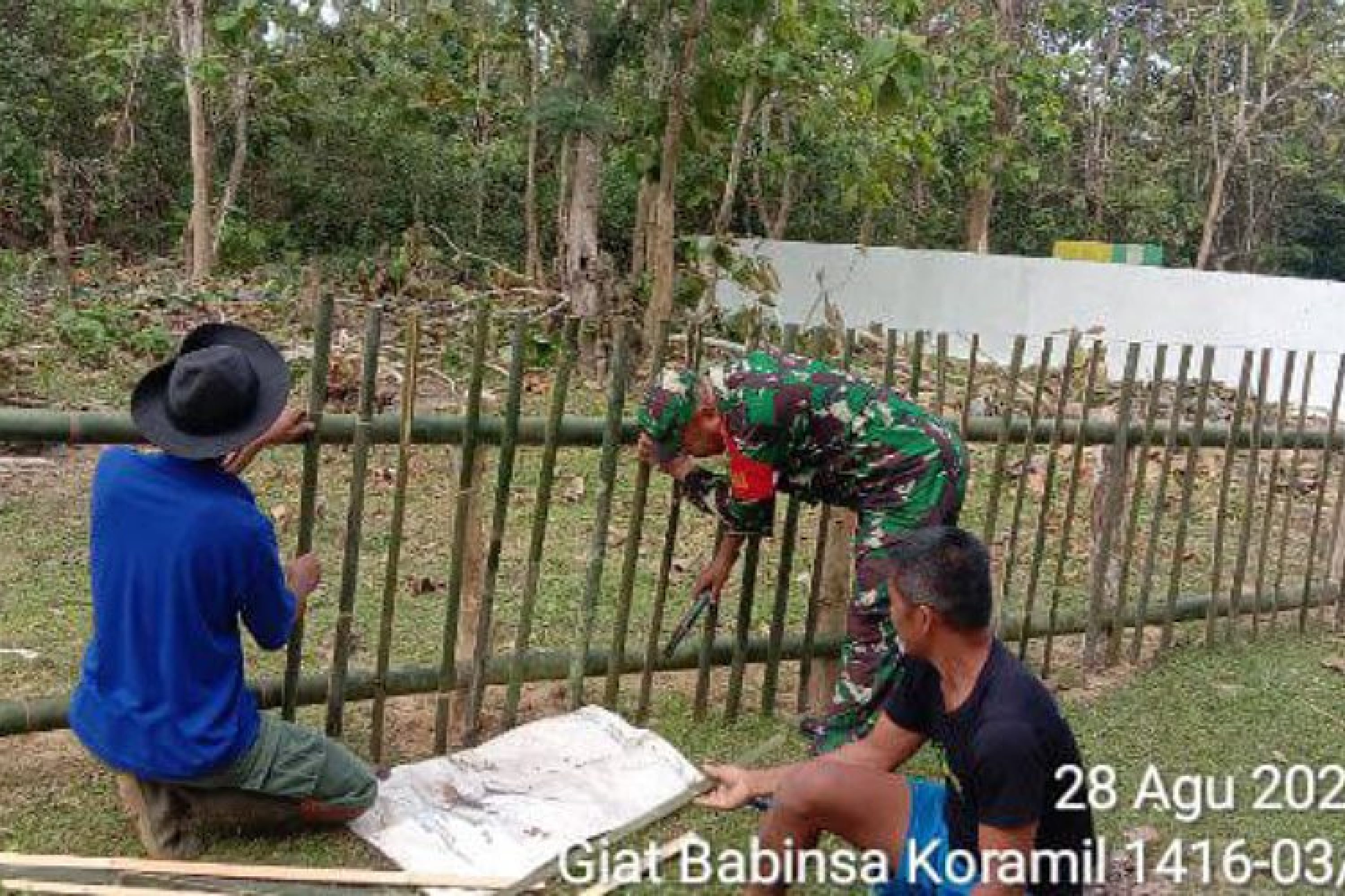 Babinsa Koramil 1416-03/Tongkuno Laksanakan Komsos Bantu Pembuatan Pagar Warga Binaannya