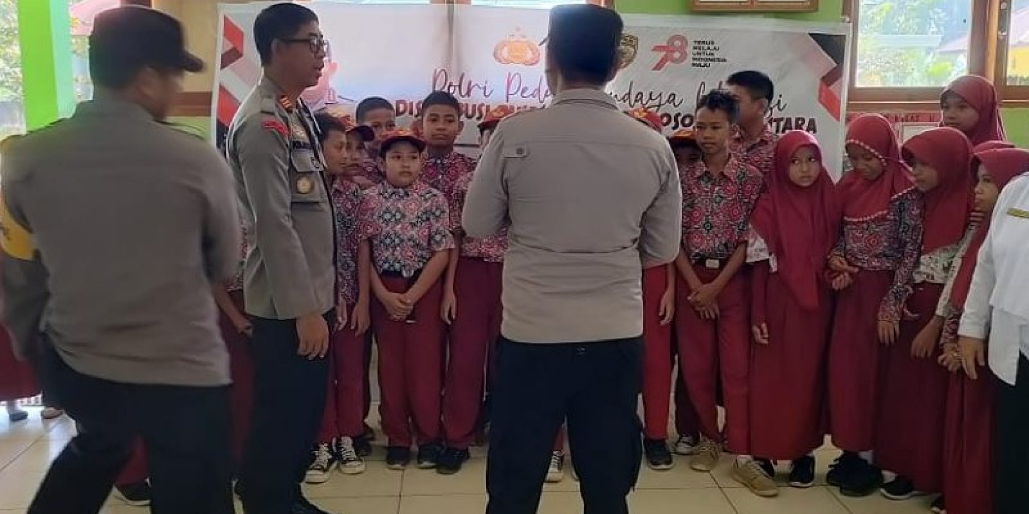 Tingkatkan Minat Baca, Polsek Asera Bagikan Buku Bacaan Kepada Para Siswa