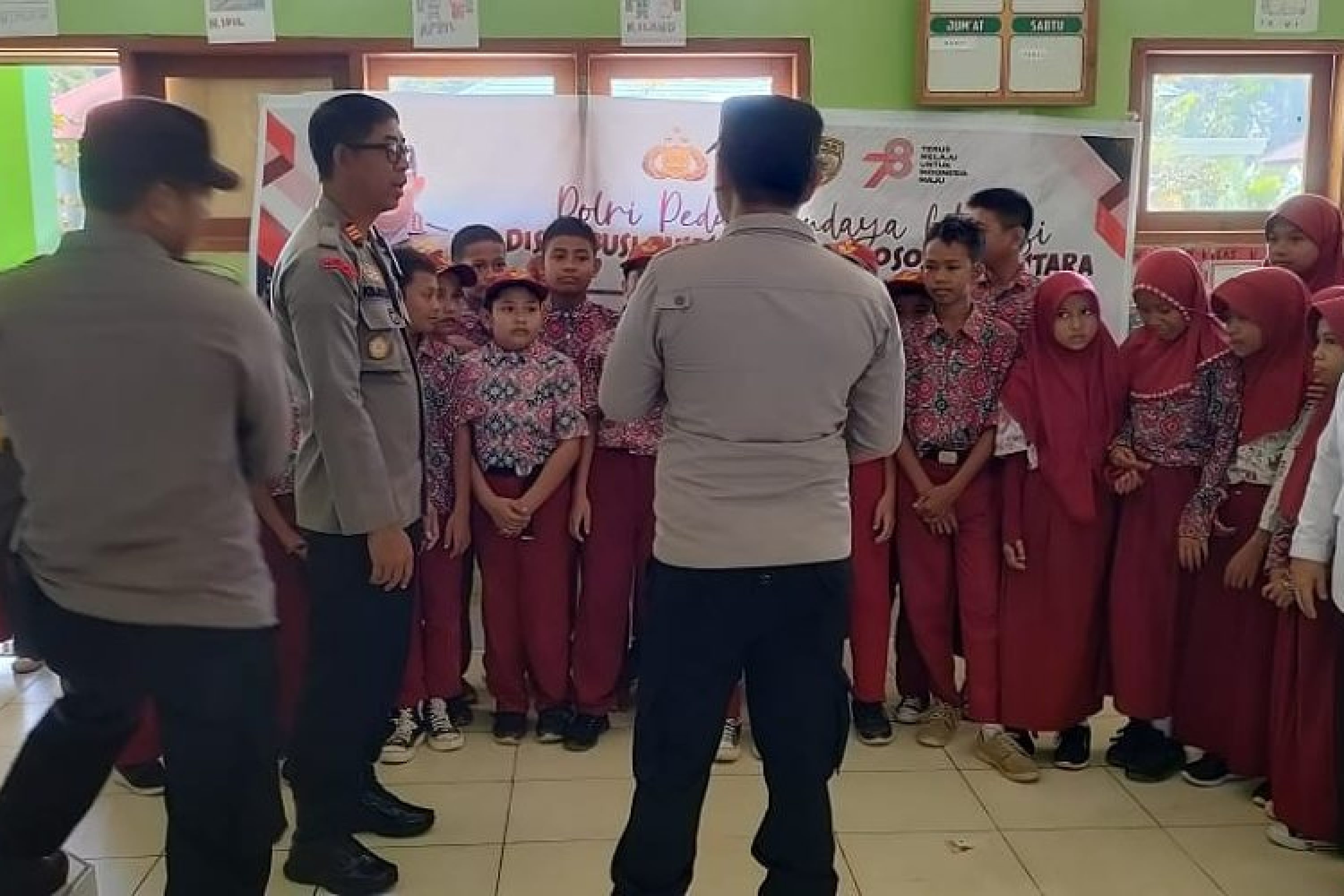 Tingkatkan Minat Baca, Polsek Asera Bagikan Buku Bacaan Kepada Para Siswa