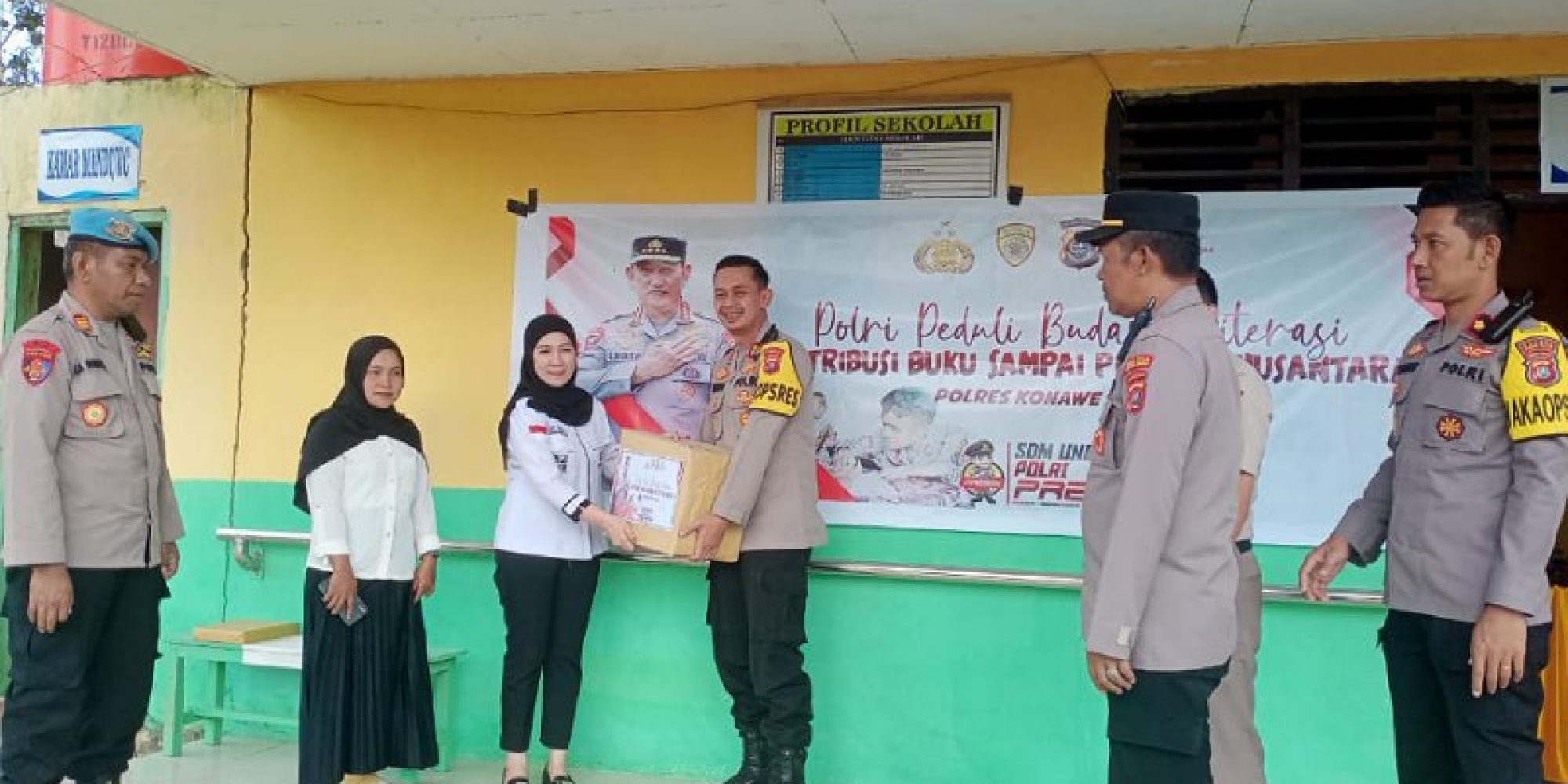 Peduli Terhadap Siswa Berkebutuhan Khusus, Kapolres Konsel Bagikan Buku Gratis