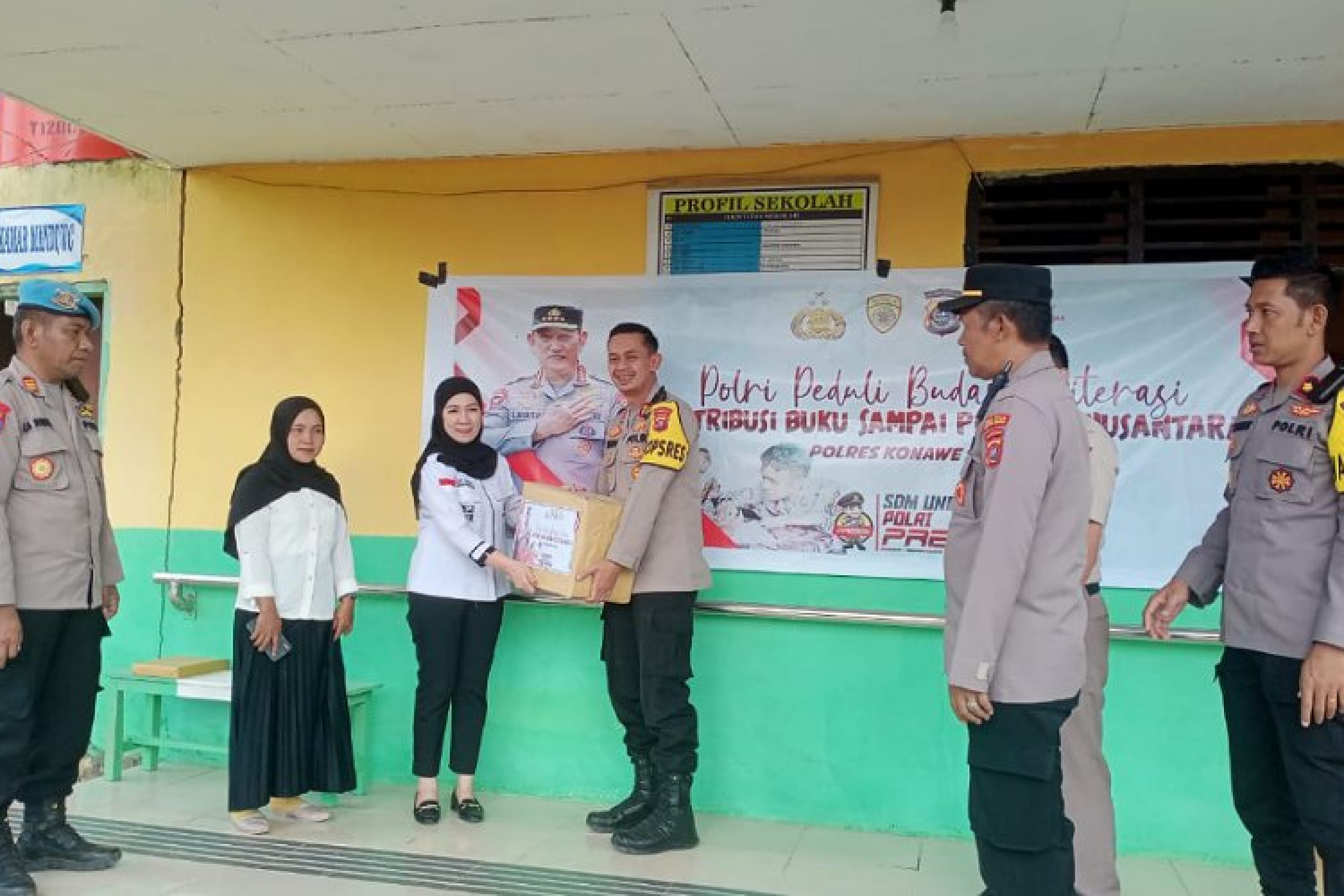 Peduli Terhadap Siswa Berkebutuhan Khusus, Kapolres Konsel Bagikan Buku Gratis