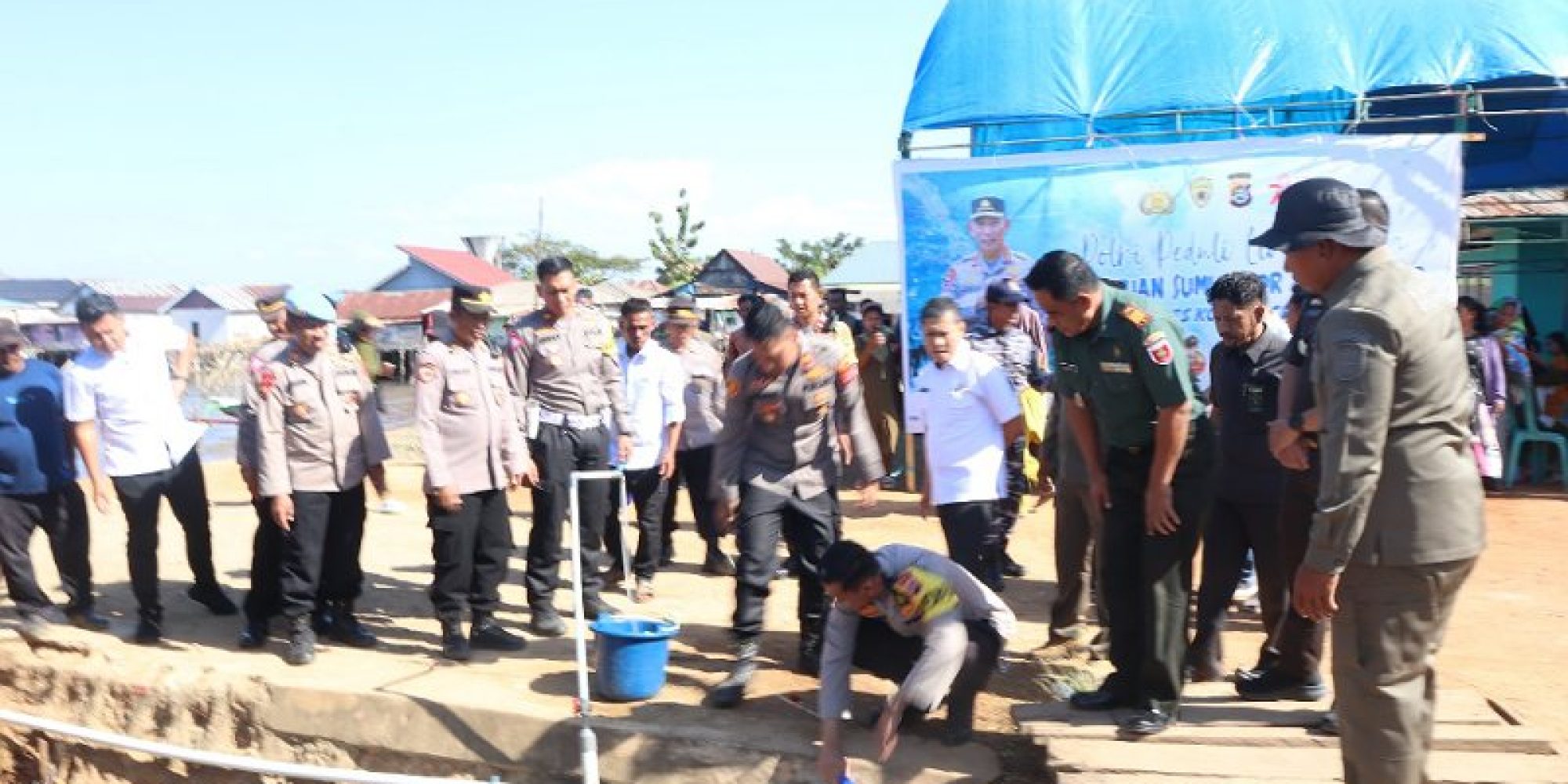Peduli Dampak Kekeringan, Kapolres Konsel Serahkan Bantuan Air Bersih