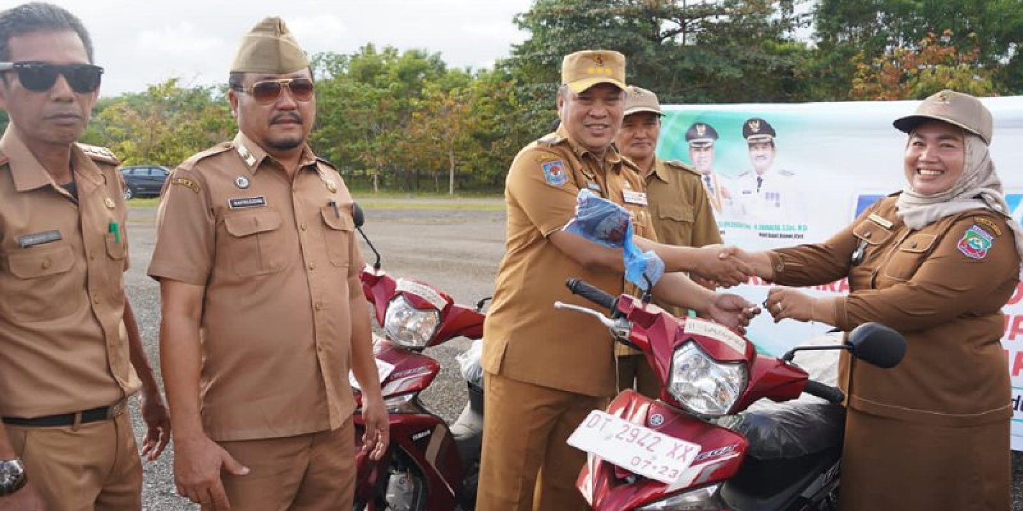 Bupati Konut Serahkan 35 Unit Bantuan Kendaraan Roda Dua Kepada Para Kepala Desa
