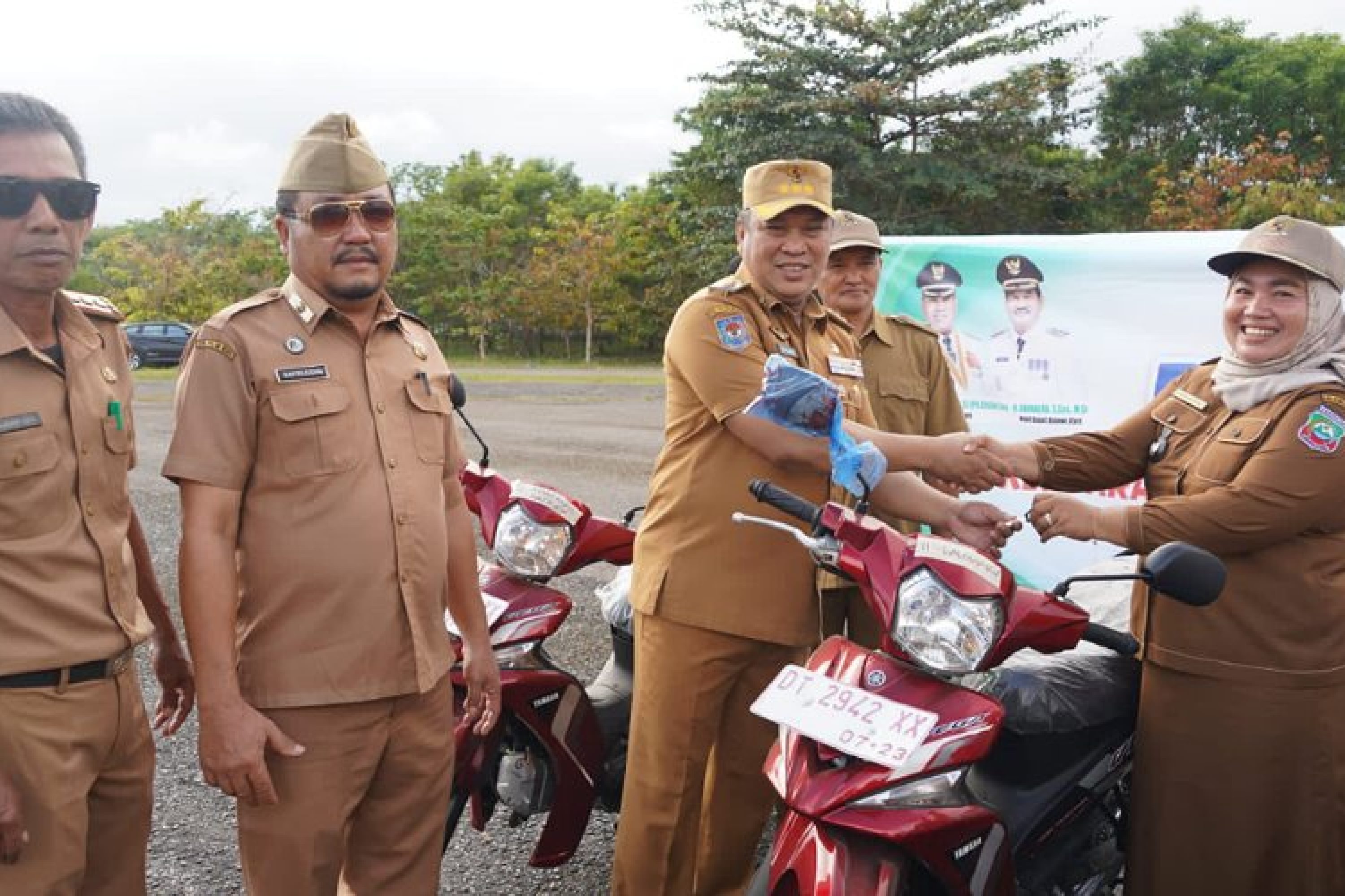 Bupati Konut Serahkan 35 Unit Bantuan Kendaraan Roda Dua Kepada Para Kepala Desa