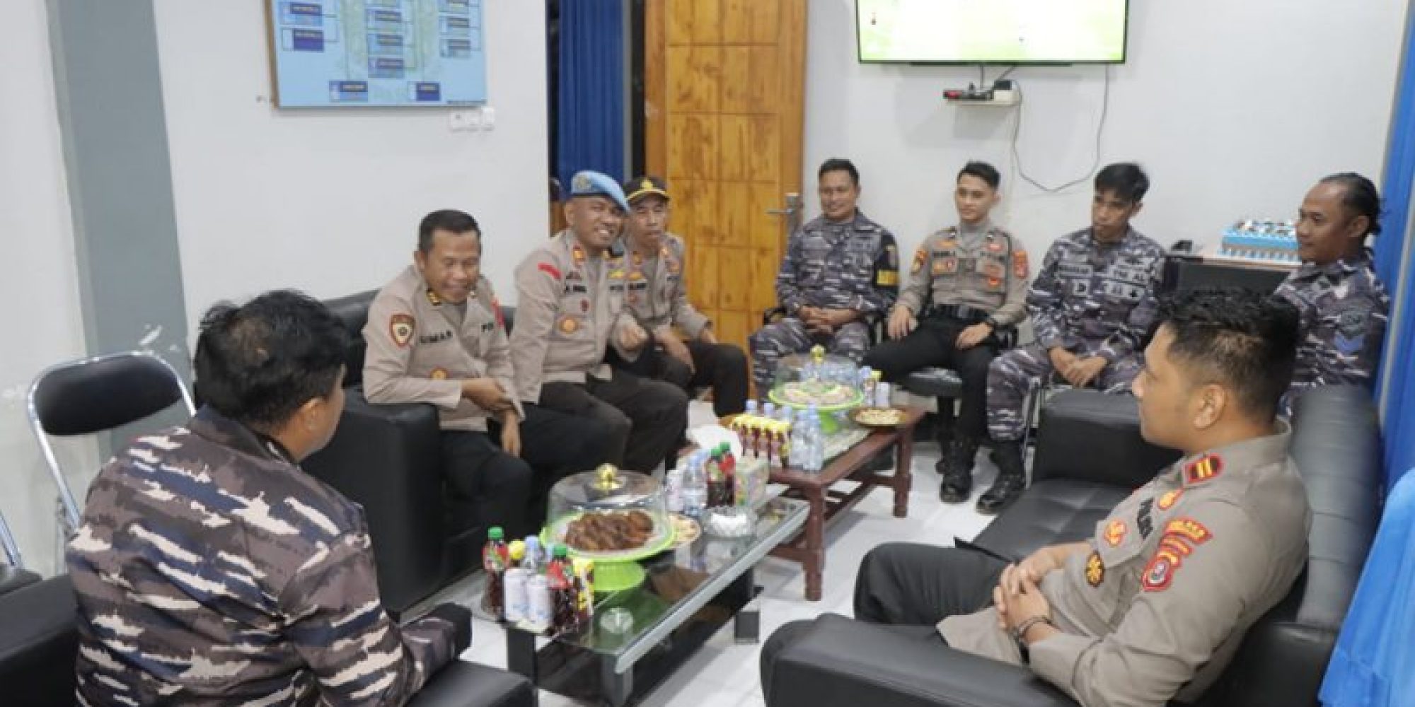 Tingkatkan Sinergitas Dan Soliditas TNI – Polri, Polres Konsel Beri Kejutan Ke Danposal Torobulu