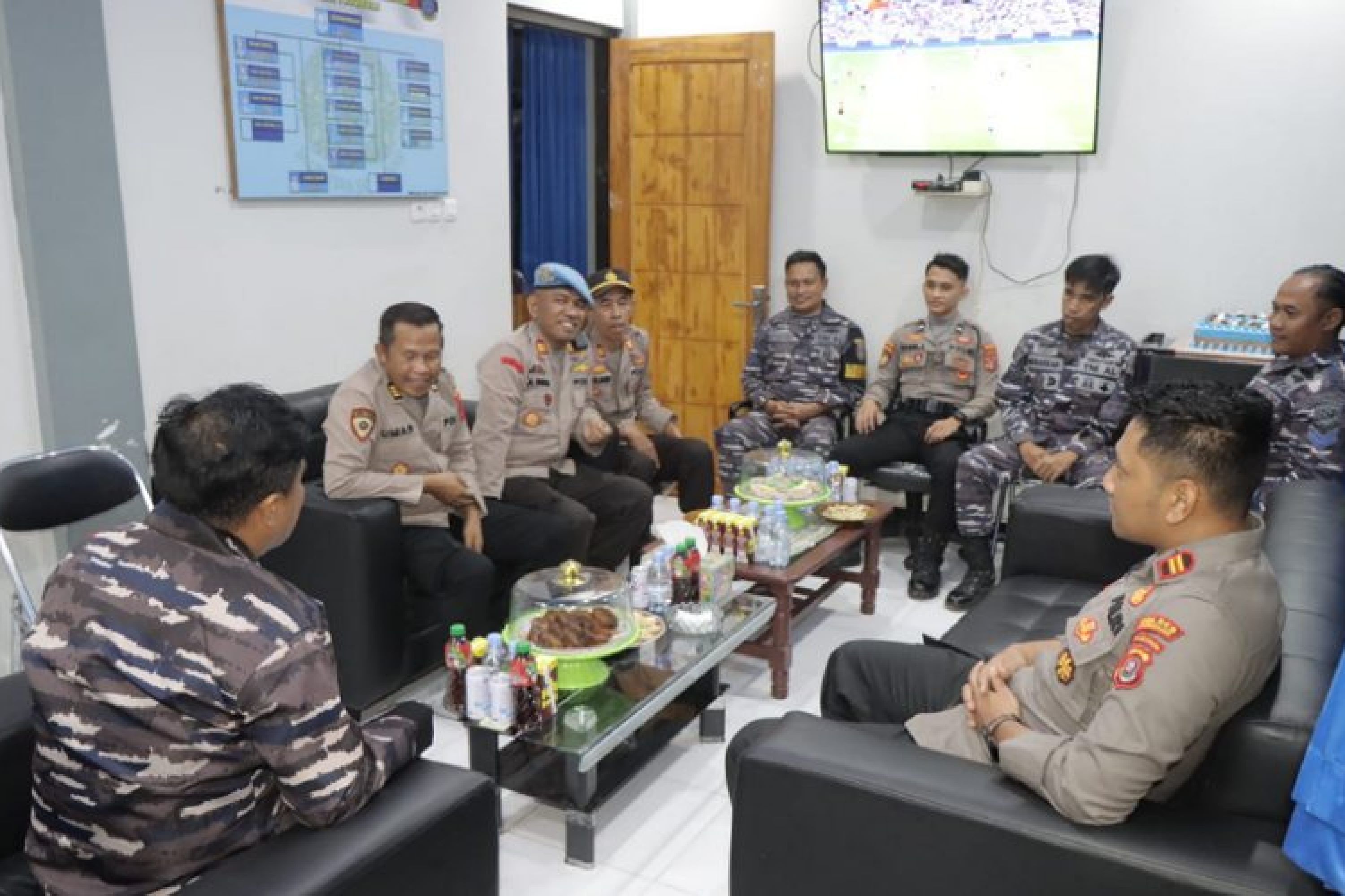 Tingkatkan Sinergitas Dan Soliditas TNI – Polri, Polres Konsel Beri Kejutan Ke Danposal Torobulu