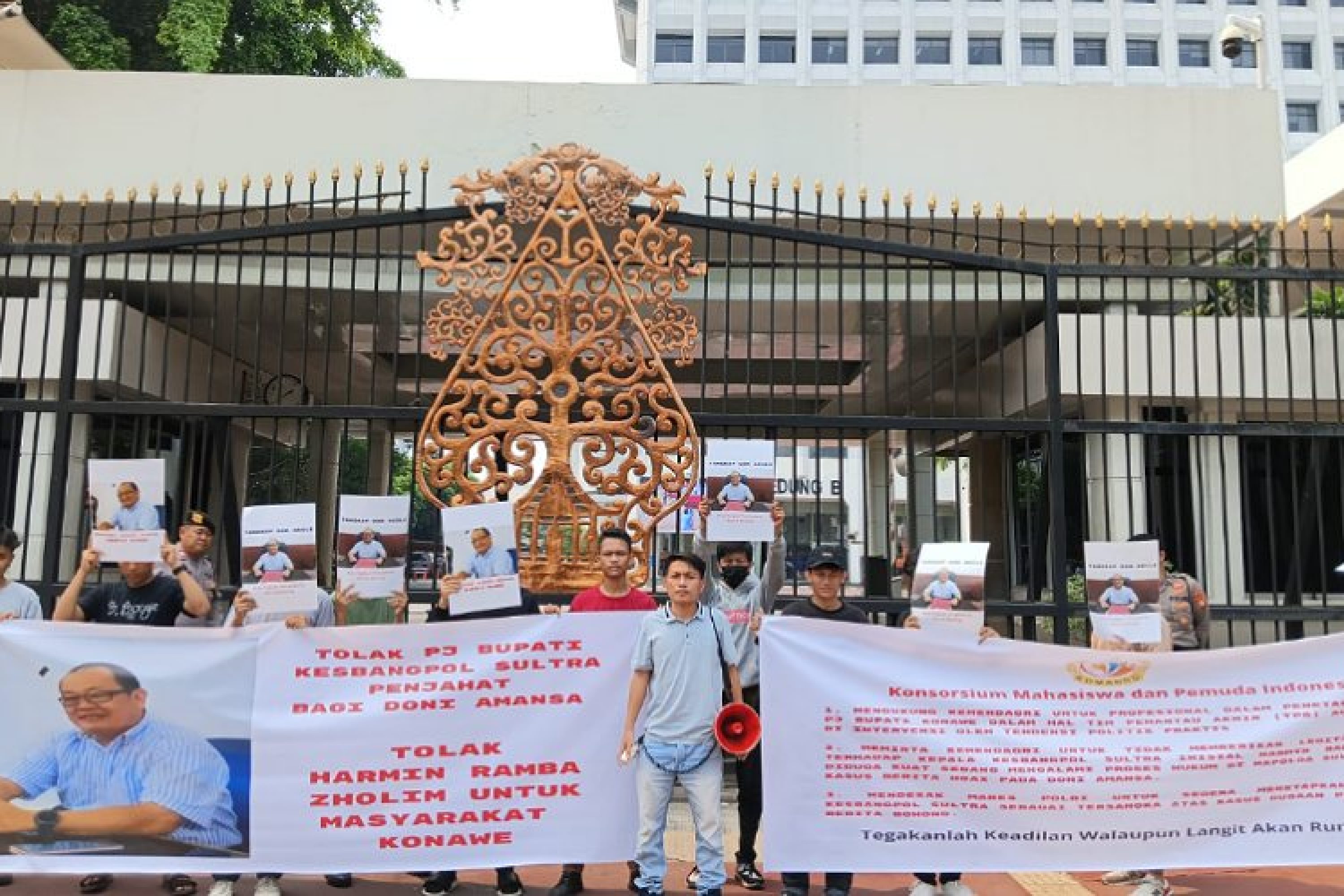 Aksi Jilid 5, Komando Sultra Kembali Geruduk Kemendagri Desak Agar Tak Beri SK Untuk Harmin Ramba