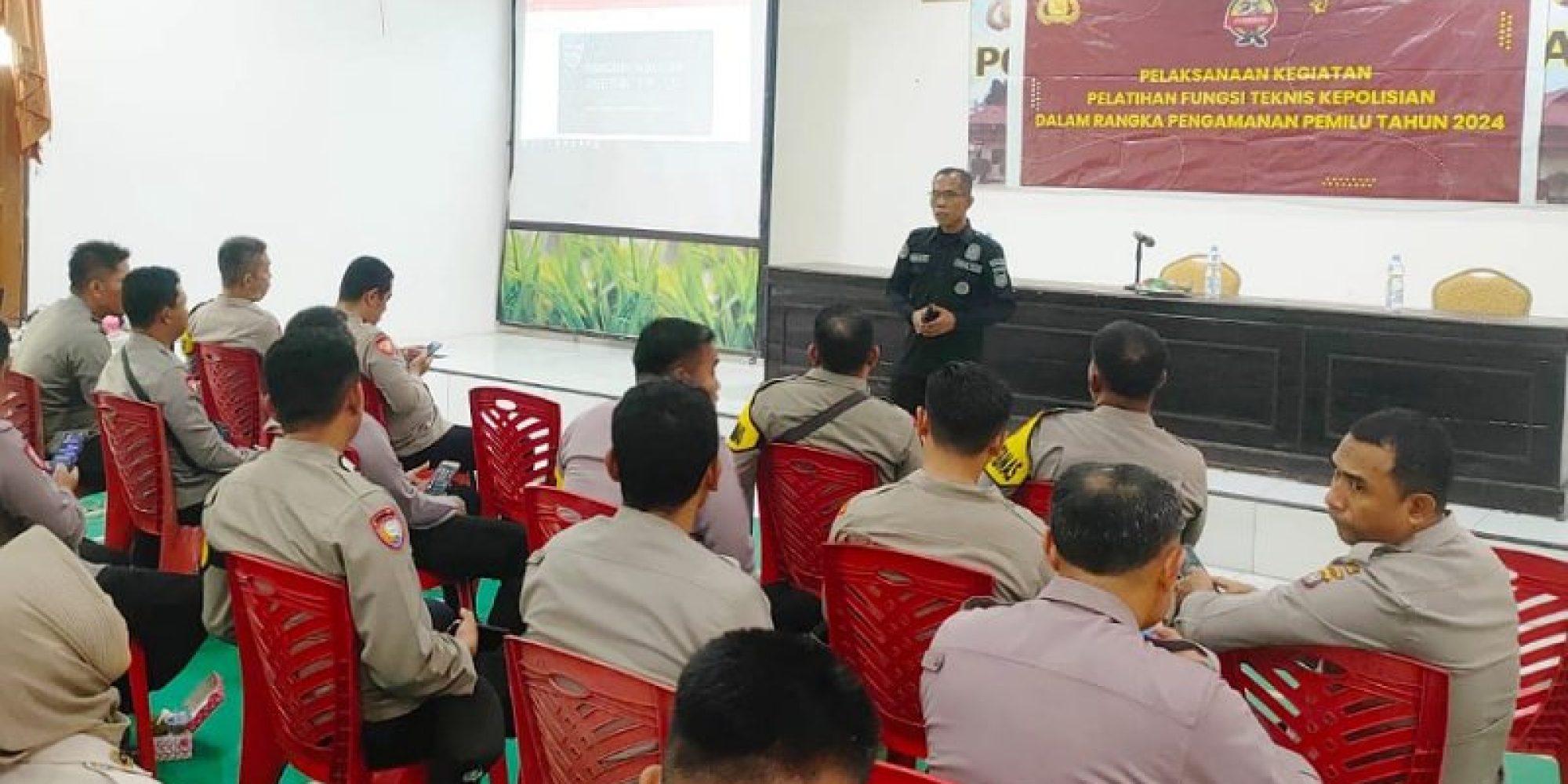 Tingkatkan Kemampuan Bidang Humas, Bag SDM Polres Konsel Berikan Pelatihan Kepada Personel