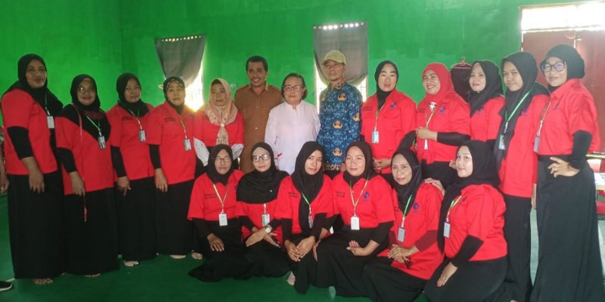 Nakertrans Konut Gelar Kegiatan Pelatihan Membuat Kain Celana