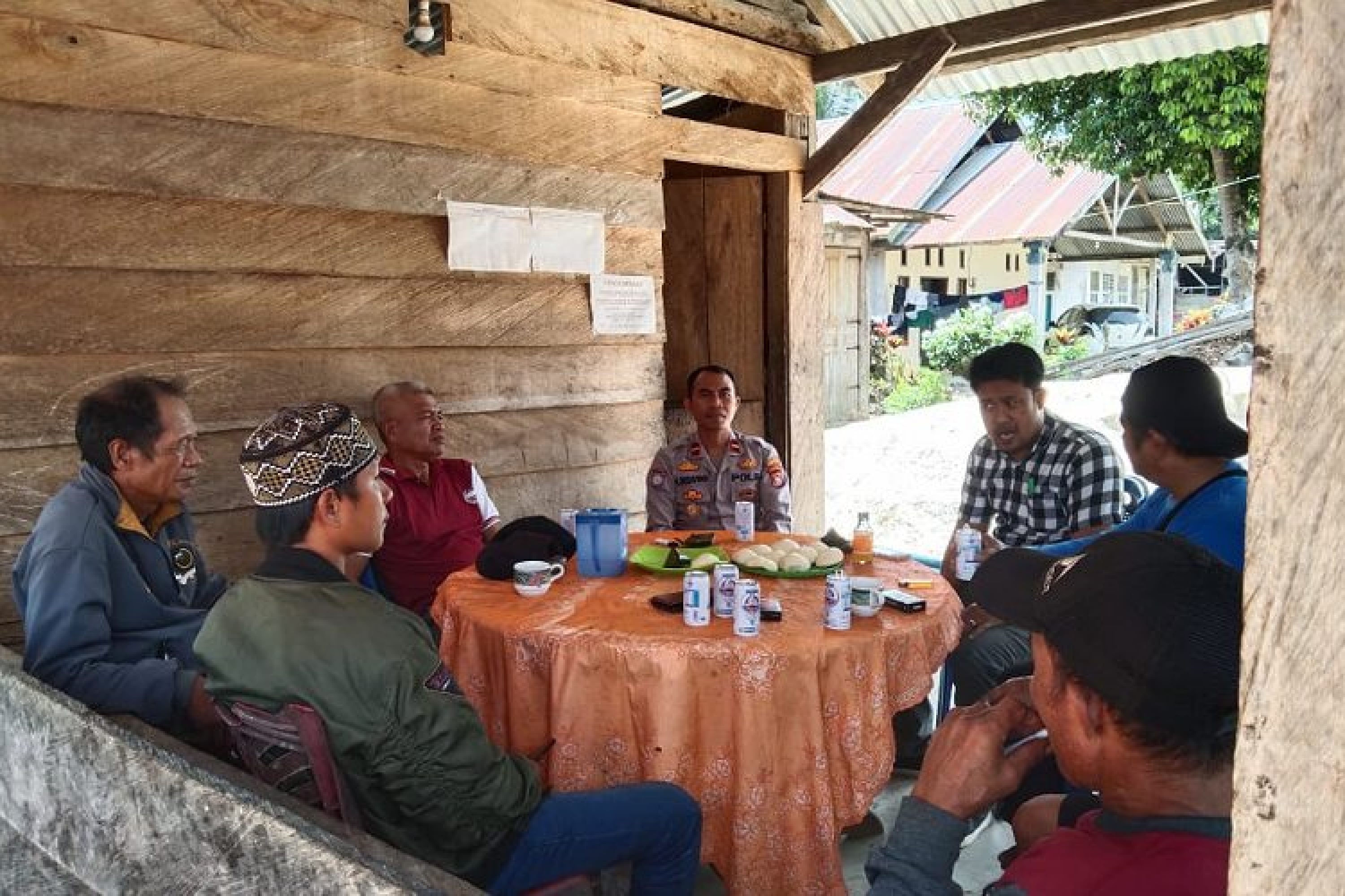 Curhat Dan Ngopi Bareng, Polsek Mowila Diminta Tingkatkan Patroli Malam Jelang Pilkades
