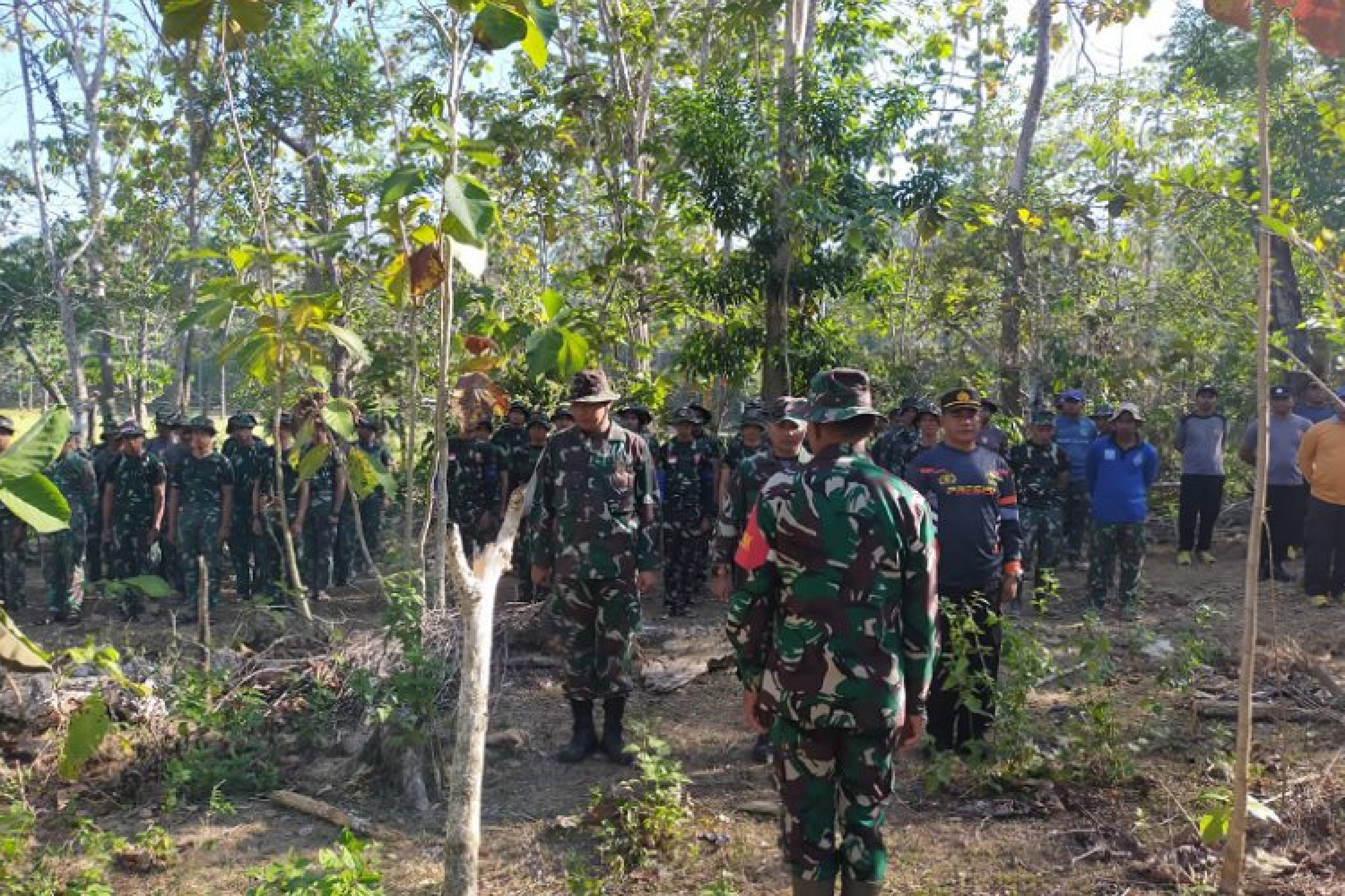 Hari Kedua TMMD Ke 118 Kodim/Muna Laksanakan Pekerjaan Fisik Pembuatan Jalan di Kelurahan Danagoa