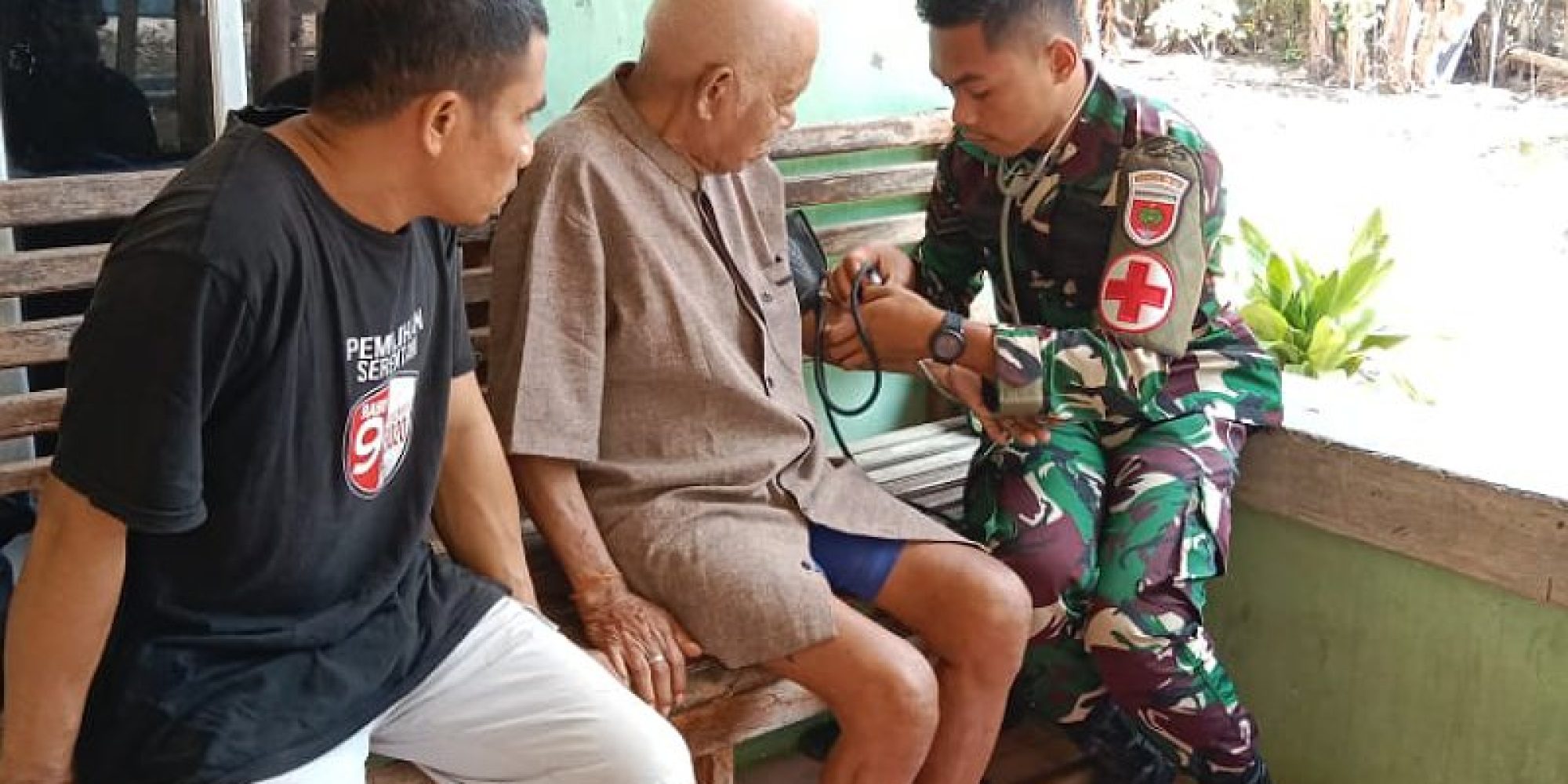 Tim Kesehatan Satgas TMMD 118 Kodim 1416/Muna Secara Door to Door Periksa Kesehatan Warga