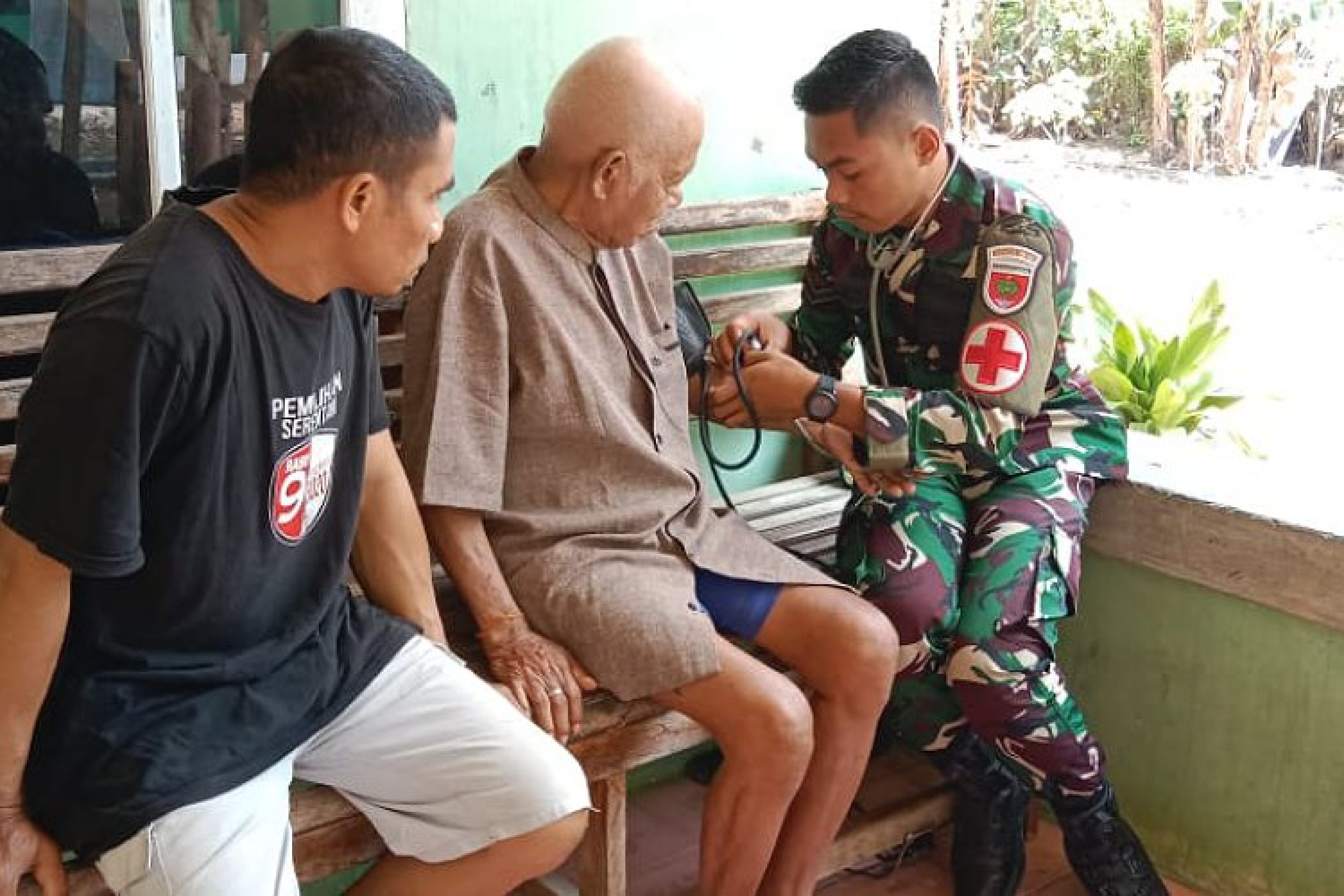 Tim Kesehatan Satgas TMMD 118 Kodim 1416/Muna Secara Door to Door Periksa Kesehatan Warga