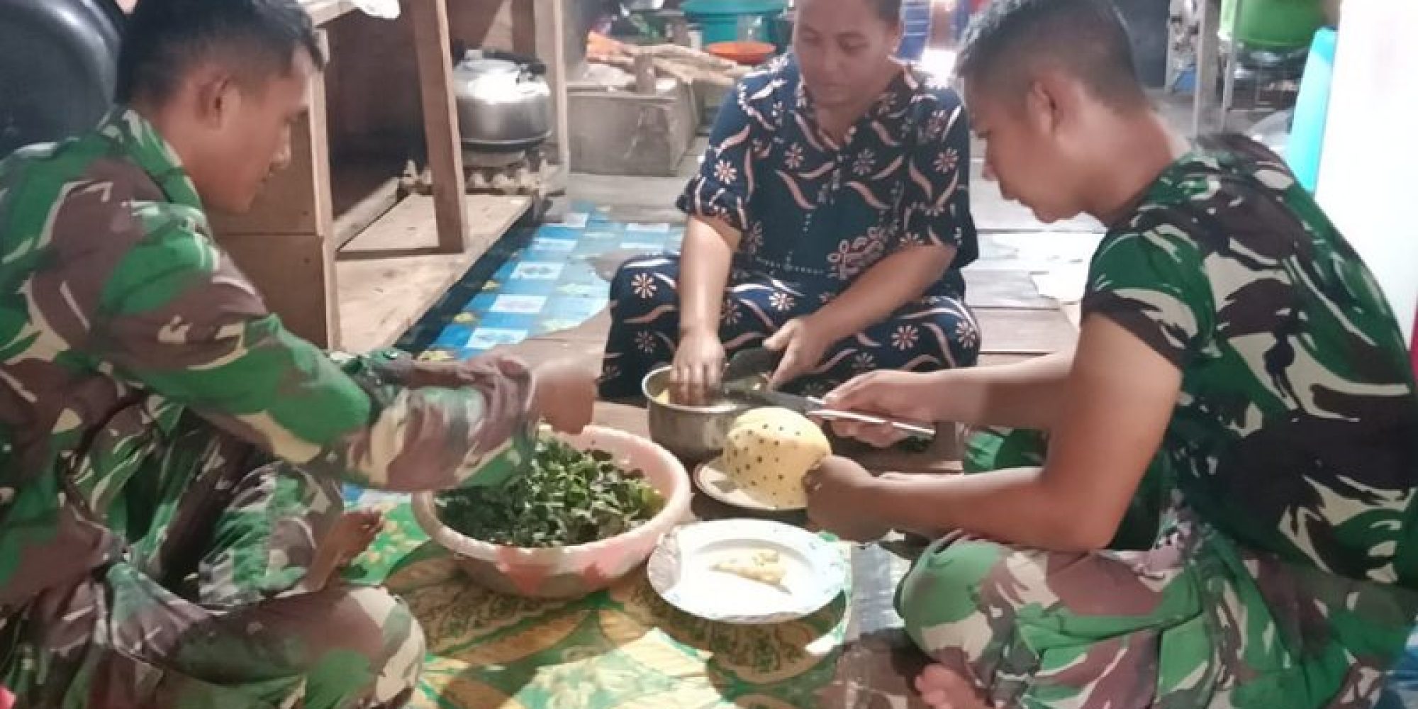 Keakraban Orang Tua Asuh Dengan Anggota Satgas TMMD 118 Kodim Muna Pada Saat Bantu Memasak