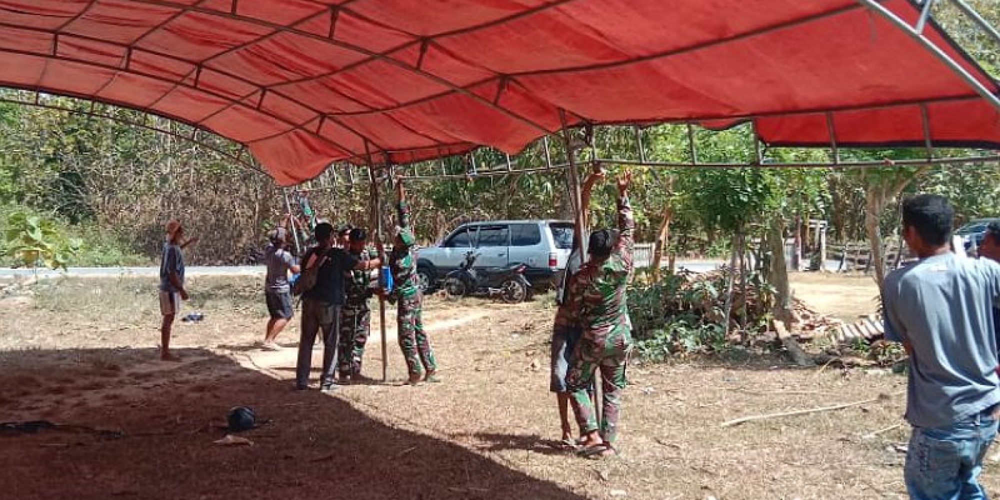 Selain Melaksanakan Kegiatan Fisik, Satgas TMMD 118 Kodim Muna juga Bantu Warga Dirikan Tenda Hajatan