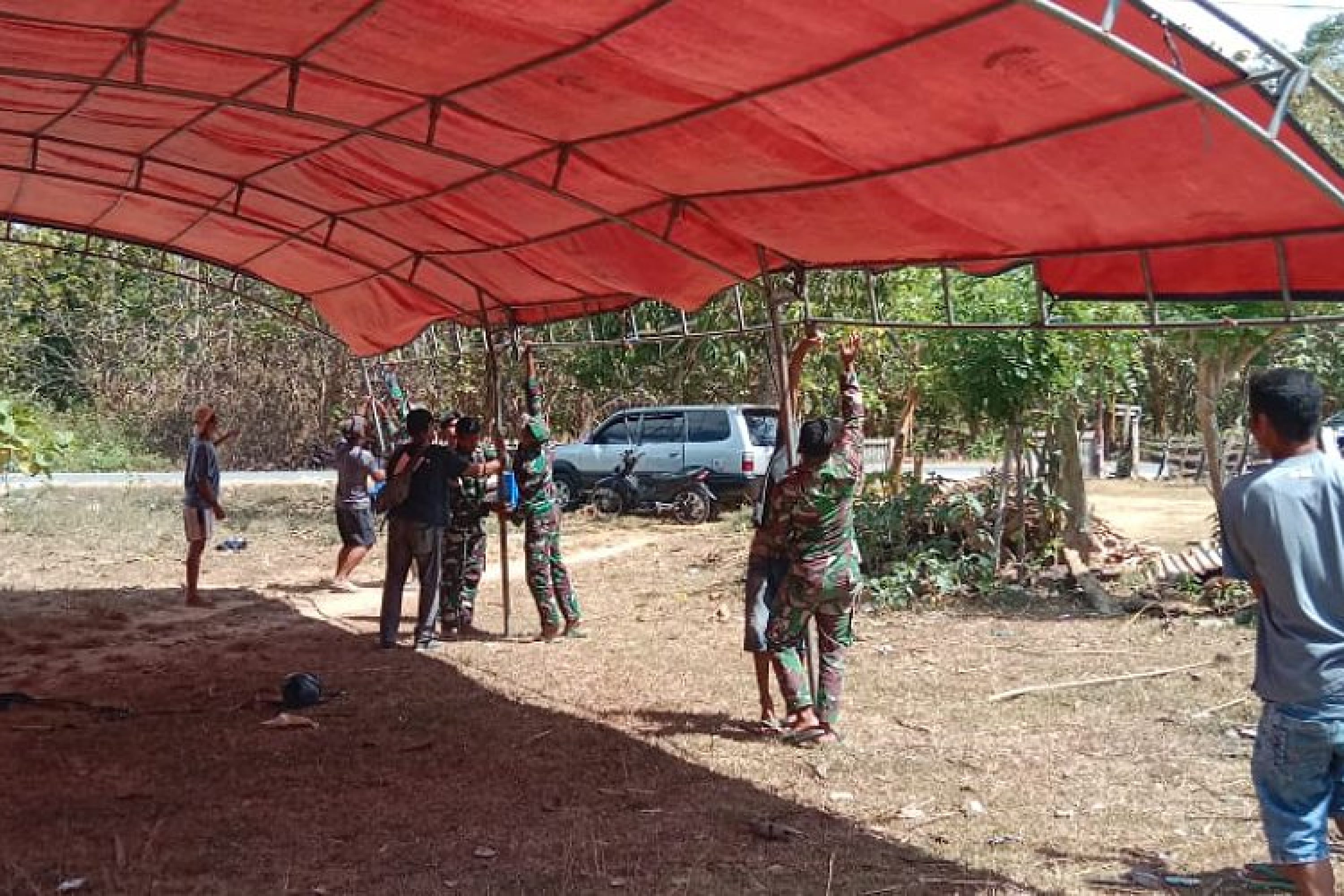 Selain Melaksanakan Kegiatan Fisik, Satgas TMMD 118 Kodim Muna juga Bantu Warga Dirikan Tenda Hajatan