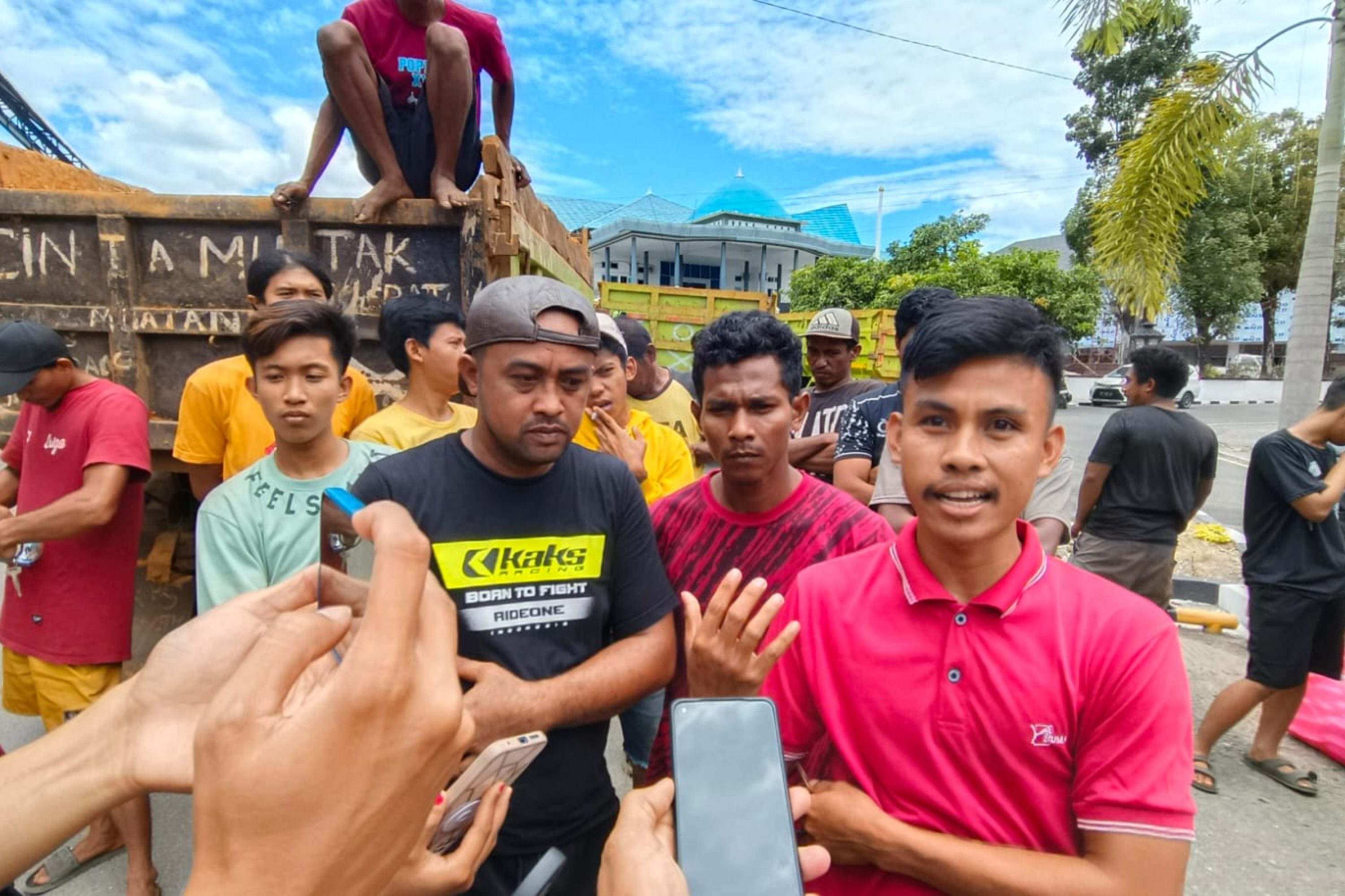 Kerap Mendapat Kendala Dilapangan, Ratusan Sopir Truk Mengeluh Ke DPRD Sultra