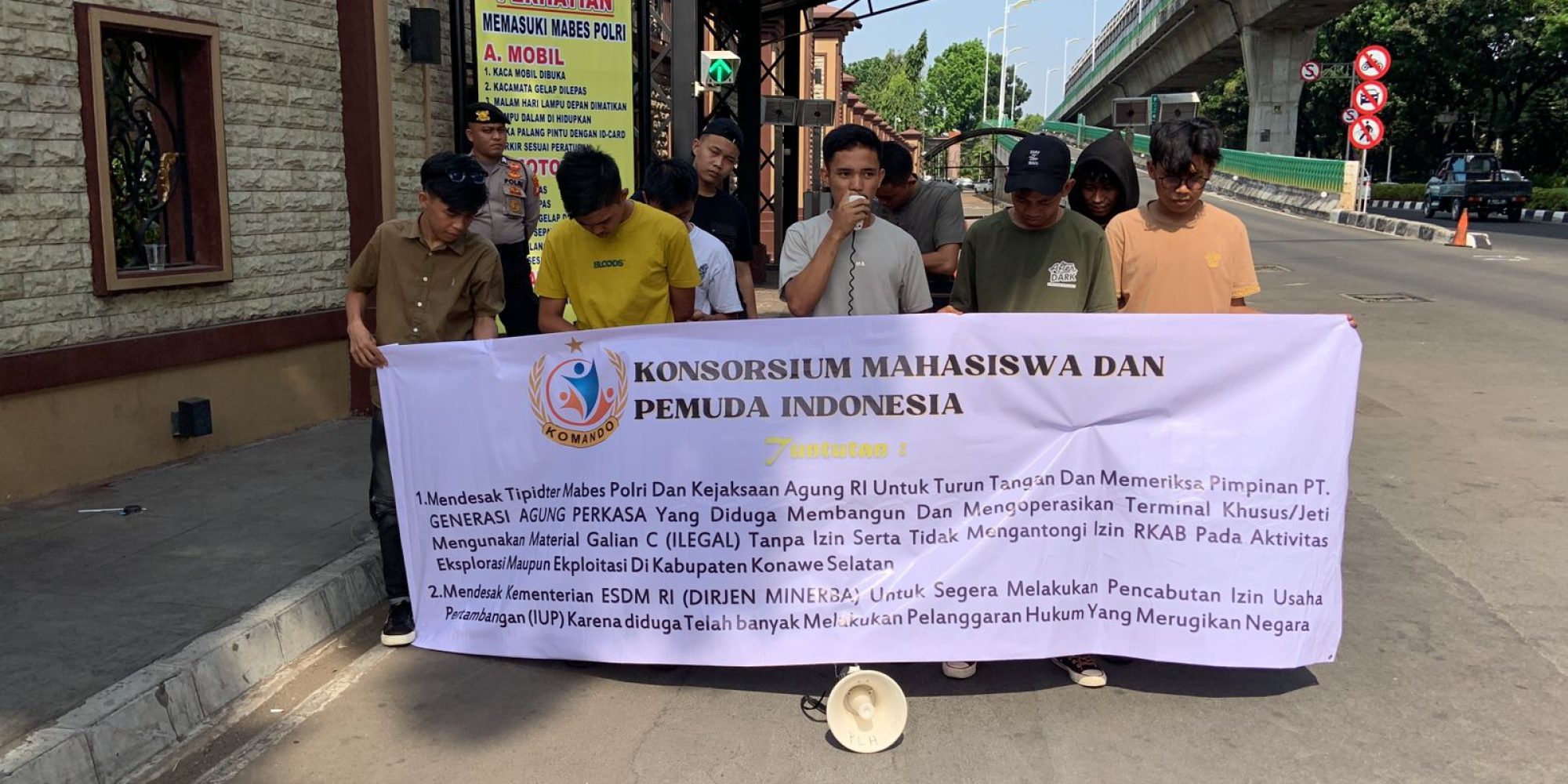 Gelar Aksi Unjuk Rasa di Mabes Polri Dan ESDM RI, Komando Minta Hentikan Aktivitas PT. AGP