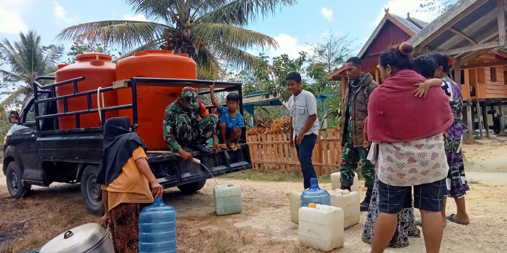 Bantu Atasi Kesulitan Air Bersih, Kodim Jajaran Korem 143/HO Salurkan Air Bersih Bagi Masyarakat