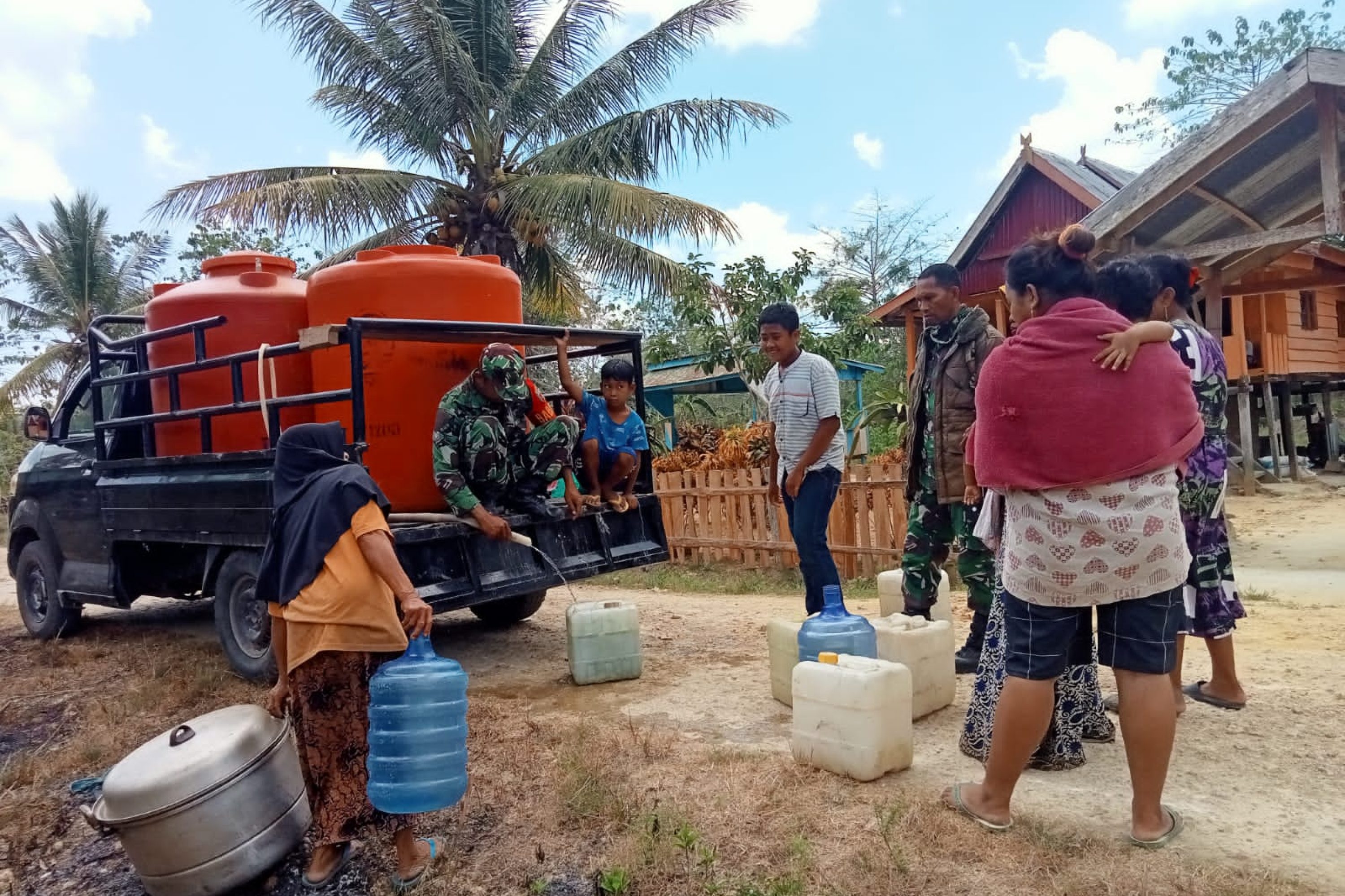 Bantu Atasi Kesulitan Air Bersih, Kodim Jajaran Korem 143/HO Salurkan Air Bersih Bagi Masyarakat